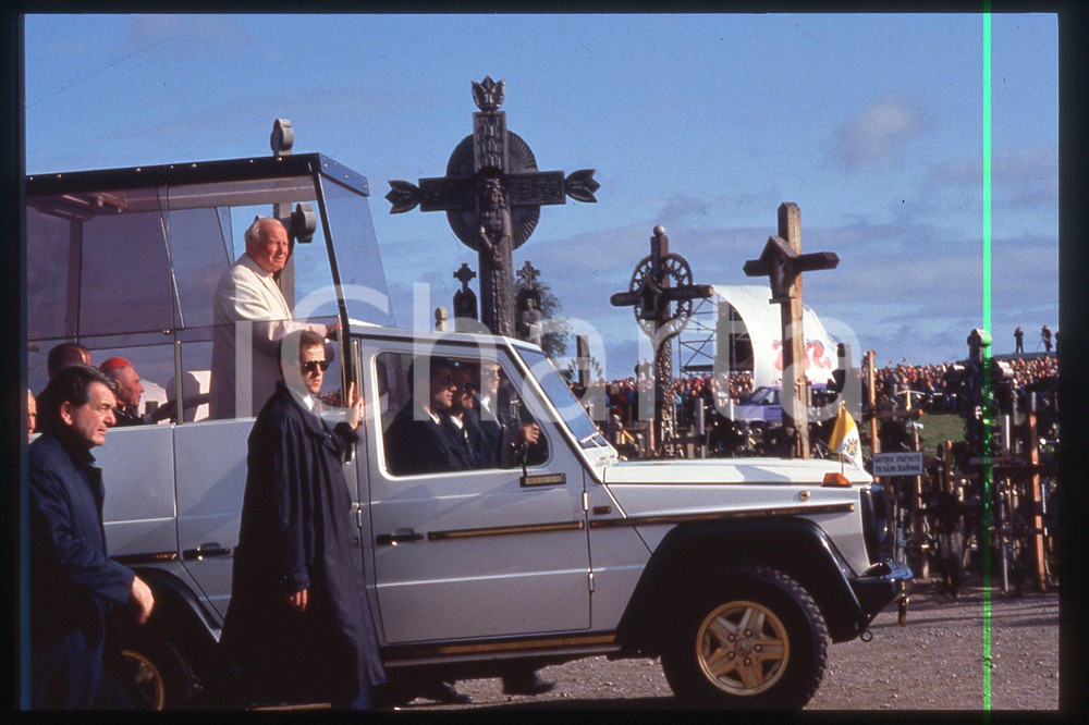 35mm vintage slide* 1993 Lithuania to the Mountain of Crosses GIOVANNI PAOLO II  Diapositiva d'epoca, in formato 35 mm.CONDIZIONI: GOODE' severamente vietata la riproduzione. Tutti i diritti sono riservati.Nella diapositiva ICharta mette in vendita, sul negozio eBay e in esclusiva sul sito "icharta" il proprio archivio composto da numerose diapositive e negativi fotografici d'epoca, tutti originali e autentici, che attraversano la storia del costume italiano tra gli la fine degli anni Sessanta e Novanta.Si tratta di uno sguardo inedito sull'attualit&agrave;, la politica, la vita quotidiana, il gossip e la cultura, che fotografa il cambiamento della nazione in quest'ultimo scorcio del XX secolo. Un'occasione unica per il mercato del collezionismo, che vede finalmente disponibile un archivio eccezionale per vastit&agrave;, tematiche e condizioni, in un settore (il negativo fotografico e la diapositiva) di assoluta novit&agrave; e dalle interessanti prospettive di investimento.  FAIR/discreto   originale e autentica 1