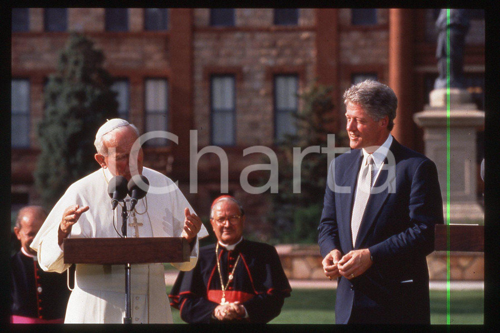 35mm vintage slide* 1993 Denver GIOVANNI PAOLO II with Clinton  Diapositiva d'epoca, in formato 35 mm.CONDIZIONI: GOODE' severamente vietata la riproduzione. Tutti i diritti sono riservati.Nella diapositiva ICharta mette in vendita, sul negozio eBay e in esclusiva sul sito "icharta" il proprio archivio composto da numerose diapositive e negativi fotografici d'epoca, tutti originali e autentici, che attraversano la storia del costume italiano tra gli la fine degli anni Sessanta e Novanta.Si tratta di uno sguardo inedito sull'attualit&agrave;, la politica, la vita quotidiana, il gossip e la cultura, che fotografa il cambiamento della nazione in quest'ultimo scorcio del XX secolo. Un'occasione unica per il mercato del collezionismo, che vede finalmente disponibile un archivio eccezionale per vastit&agrave;, tematiche e condizioni, in un settore (il negativo fotografico e la diapositiva) di assoluta novit&agrave; e dalle interessanti prospettive di investimento.  FAIR/discreto   originale e autentica 1