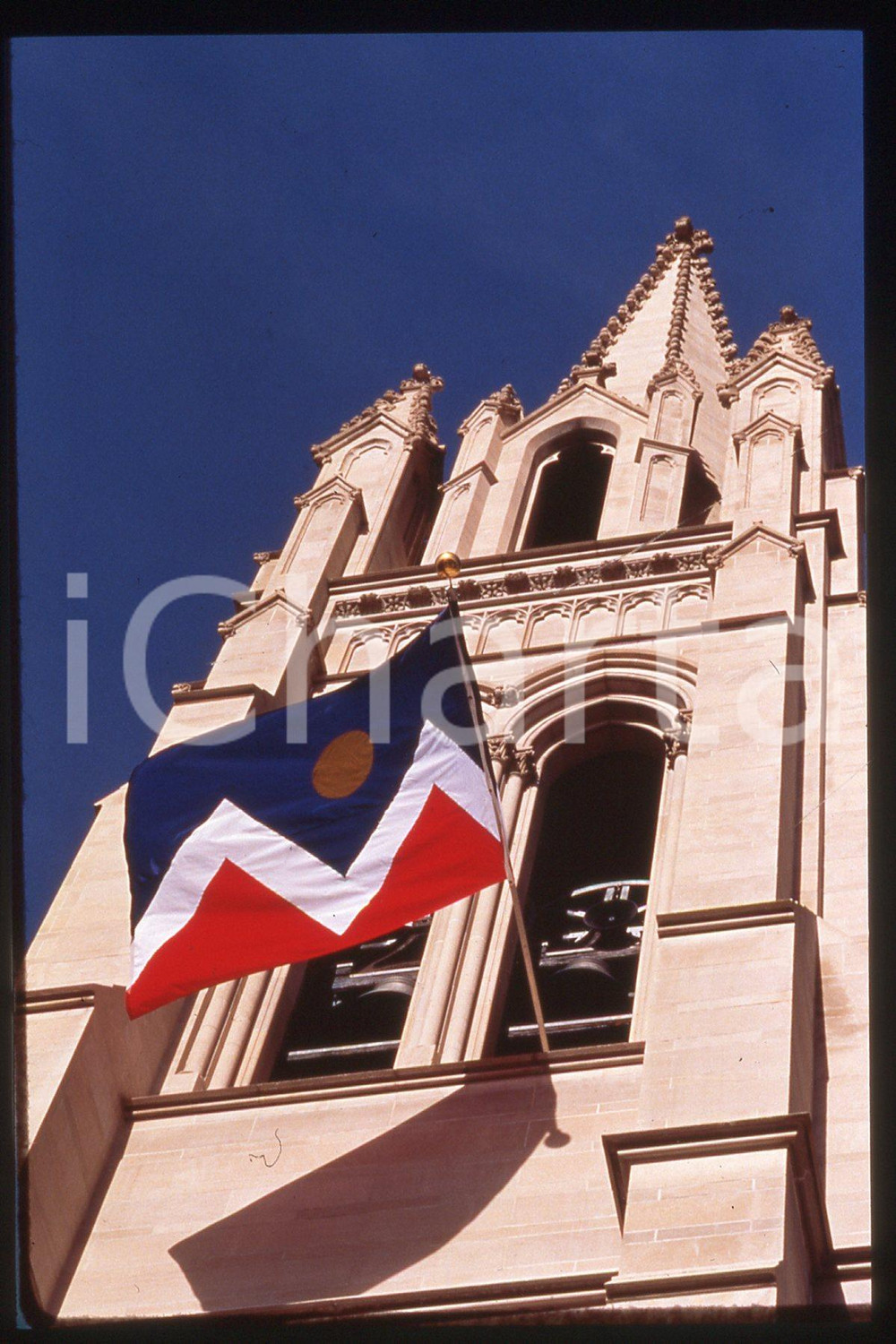 35mm vintage slide*1993 Denver Giovanni Paolo II immaculate conception cathedral  Diapositiva d'epoca, in formato 35 mm.CONDIZIONI: GOODE' severamente vietata la riproduzione. Tutti i diritti sono riservati.Nella diapositiva ICharta mette in vendita, sul negozio eBay e in esclusiva sul sito "icharta" il proprio archivio composto da numerose diapositive e negativi fotografici d'epoca, tutti originali e autentici, che attraversano la storia del costume italiano tra gli la fine degli anni Sessanta e Novanta.Si tratta di uno sguardo inedito sull'attualit&agrave;, la politica, la vita quotidiana, il gossip e la cultura, che fotografa il cambiamento della nazione in quest'ultimo scorcio del XX secolo. Un'occasione unica per il mercato del collezionismo, che vede finalmente disponibile un archivio eccezionale per vastit&agrave;, tematiche e condizioni, in un settore (il negativo fotografico e la diapositiva) di assoluta novit&agrave; e dalle interessanti prospettive di investimento.  FAIR/discreto   originale e autentica 1