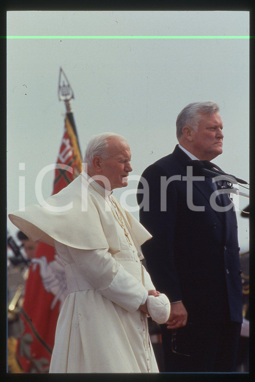35mm vintage slide* 1993 Vilnius GIOVANNI PAOLO II with president Brazauskas  Diapositiva d'epoca, in formato 35 mm.CONDIZIONI: GOODE' severamente vietata la riproduzione. Tutti i diritti sono riservati.Nella diapositiva ICharta mette in vendita, sul negozio eBay e in esclusiva sul sito "icharta" il proprio archivio composto da numerose diapositive e negativi fotografici d'epoca, tutti originali e autentici, che attraversano la storia del costume italiano tra gli la fine degli anni Sessanta e Novanta.Si tratta di uno sguardo inedito sull'attualit&agrave;, la politica, la vita quotidiana, il gossip e la cultura, che fotografa il cambiamento della nazione in quest'ultimo scorcio del XX secolo. Un'occasione unica per il mercato del collezionismo, che vede finalmente disponibile un archivio eccezionale per vastit&agrave;, tematiche e condizioni, in un settore (il negativo fotografico e la diapositiva) di assoluta novit&agrave; e dalle interessanti prospettive di investimento.  FAIR/discreto   originale e autentica 1