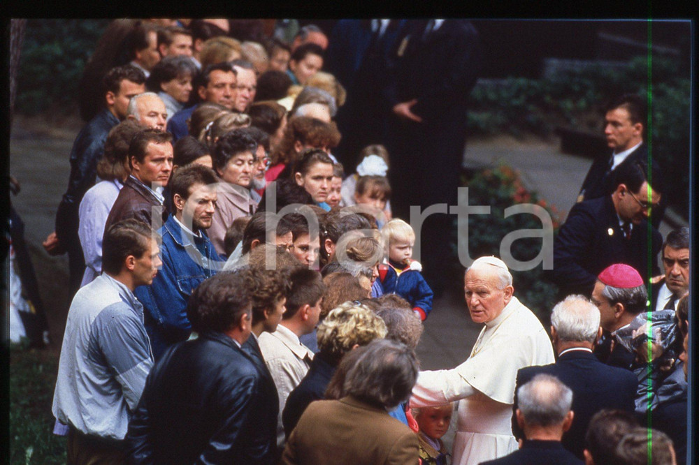35mm vintage slide* 1993 Vilnius GIOVANNI PAOLO II with people  Diapositiva d'epoca, in formato 35 mm.CONDIZIONI: GOODE' severamente vietata la riproduzione. Tutti i diritti sono riservati.Nella diapositiva ICharta mette in vendita, sul negozio eBay e in esclusiva sul sito "icharta" il proprio archivio composto da numerose diapositive e negativi fotografici d'epoca, tutti originali e autentici, che attraversano la storia del costume italiano tra gli la fine degli anni Sessanta e Novanta.Si tratta di uno sguardo inedito sull'attualit&agrave;, la politica, la vita quotidiana, il gossip e la cultura, che fotografa il cambiamento della nazione in quest'ultimo scorcio del XX secolo. Un'occasione unica per il mercato del collezionismo, che vede finalmente disponibile un archivio eccezionale per vastit&agrave;, tematiche e condizioni, in un settore (il negativo fotografico e la diapositiva) di assoluta novit&agrave; e dalle interessanti prospettive di investimento.  FAIR/discreto   originale e autentica 1