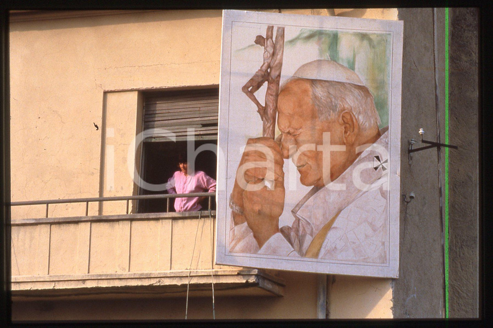 35mm vintage slide* 1993 Shkodra GIOVANNI PAOLO II  Diapositiva d'epoca, in formato 35 mm.CONDIZIONI: GOODE' severamente vietata la riproduzione. Tutti i diritti sono riservati.Nella diapositiva ICharta mette in vendita, sul negozio eBay e in esclusiva sul sito "icharta" il proprio archivio composto da numerose diapositive e negativi fotografici d'epoca, tutti originali e autentici, che attraversano la storia del costume italiano tra gli la fine degli anni Sessanta e Novanta.Si tratta di uno sguardo inedito sull'attualit&agrave;, la politica, la vita quotidiana, il gossip e la cultura, che fotografa il cambiamento della nazione in quest'ultimo scorcio del XX secolo. Un'occasione unica per il mercato del collezionismo, che vede finalmente disponibile un archivio eccezionale per vastit&agrave;, tematiche e condizioni, in un settore (il negativo fotografico e la diapositiva) di assoluta novit&agrave; e dalle interessanti prospettive di investimento.  FAIR/discreto   originale e autentica 1