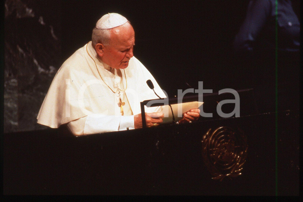 35mm vintage slide* 1995 USA GIOVANNI PAOLO II - at the u.n. mass  Diapositiva d'epoca, in formato 35 mm.CONDIZIONI: GOODE' severamente vietata la riproduzione. Tutti i diritti sono riservati.Nella diapositiva ICharta mette in vendita, sul negozio eBay e in esclusiva sul sito "icharta" il proprio archivio composto da numerose diapositive e negativi fotografici d'epoca, tutti originali e autentici, che attraversano la storia del costume italiano tra gli la fine degli anni Sessanta e Novanta.Si tratta di uno sguardo inedito sull'attualit&agrave;, la politica, la vita quotidiana, il gossip e la cultura, che fotografa il cambiamento della nazione in quest'ultimo scorcio del XX secolo. Un'occasione unica per il mercato del collezionismo, che vede finalmente disponibile un archivio eccezionale per vastit&agrave;, tematiche e condizioni, in un settore (il negativo fotografico e la diapositiva) di assoluta novit&agrave; e dalle interessanti prospettive di investimento.  FAIR/discreto   originale e autentica 1