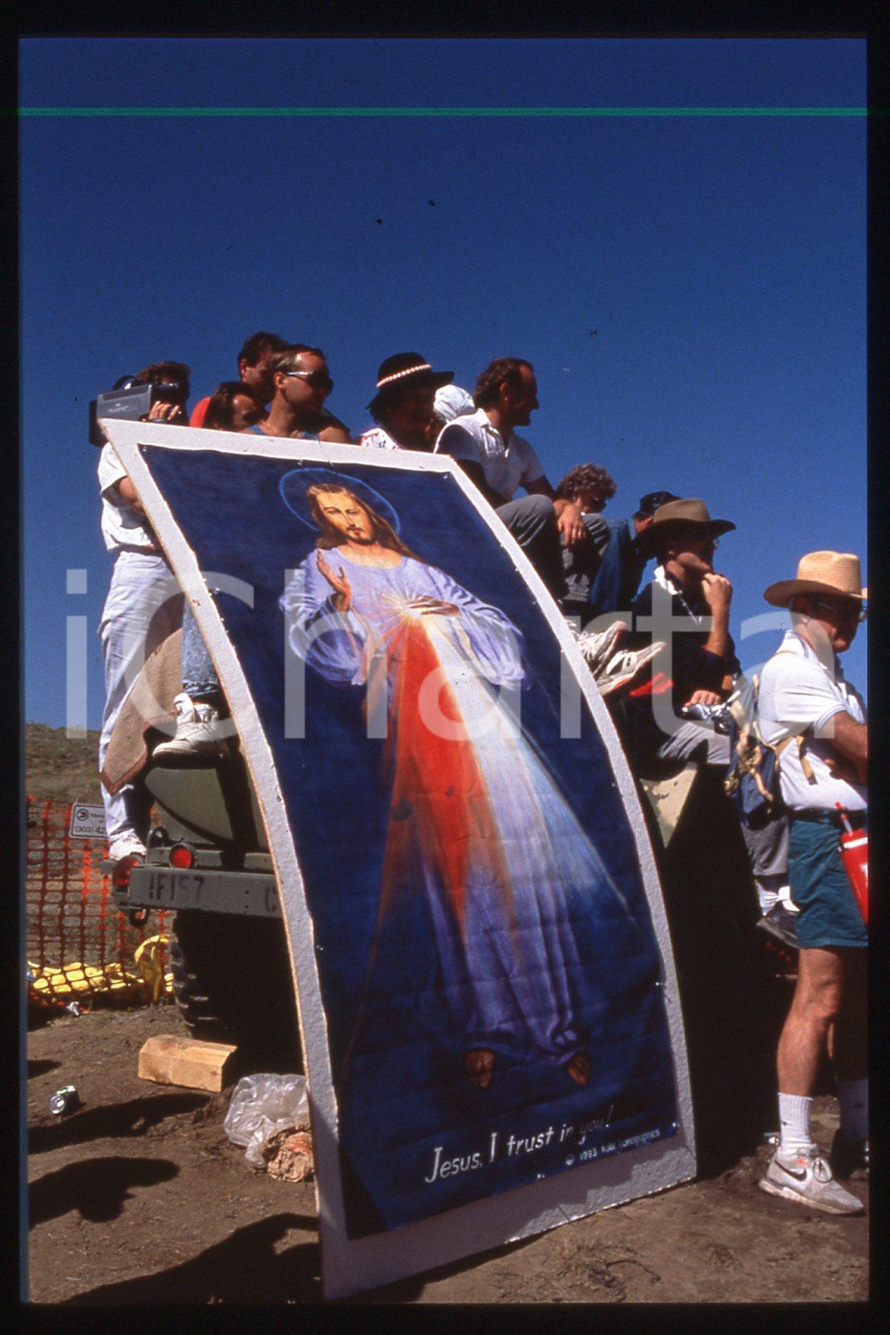35mm vintage slide*1993 Denver, 11 meeting, Cherry Creek park, GIOVANNI PAOLO II  Diapositiva d'epoca, in formato 35 mm.CONDIZIONI: GOODE' severamente vietata la riproduzione. Tutti i diritti sono riservati.Nella diapositiva ICharta mette in vendita, sul negozio eBay e in esclusiva sul sito "icharta" il proprio archivio composto da numerose diapositive e negativi fotografici d'epoca, tutti originali e autentici, che attraversano la storia del costume italiano tra gli la fine degli anni Sessanta e Novanta.Si tratta di uno sguardo inedito sull'attualit&agrave;, la politica, la vita quotidiana, il gossip e la cultura, che fotografa il cambiamento della nazione in quest'ultimo scorcio del XX secolo. Un'occasione unica per il mercato del collezionismo, che vede finalmente disponibile un archivio eccezionale per vastit&agrave;, tematiche e condizioni, in un settore (il negativo fotografico e la diapositiva) di assoluta novit&agrave; e dalle interessanti prospettive di investimento.  FAIR/discreto   originale e autentica 1