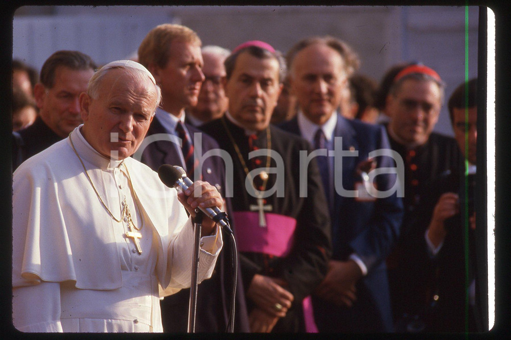 35mm vintage slide* 1986 France, speech of Giovanni Paolo II  Diapositiva d'epoca, in formato 35 mm.CONDIZIONI: GOODE' severamente vietata la riproduzione. Tutti i diritti sono riservati.Nella diapositiva ICharta mette in vendita, sul negozio eBay e in esclusiva sul sito "icharta" il proprio archivio composto da numerose diapositive e negativi fotografici d'epoca, tutti originali e autentici, che attraversano la storia del costume italiano tra gli la fine degli anni Sessanta e Novanta.Si tratta di uno sguardo inedito sull'attualit&agrave;, la politica, la vita quotidiana, il gossip e la cultura, che fotografa il cambiamento della nazione in quest'ultimo scorcio del XX secolo. Un'occasione unica per il mercato del collezionismo, che vede finalmente disponibile un archivio eccezionale per vastit&agrave;, tematiche e condizioni, in un settore (il negativo fotografico e la diapositiva) di assoluta novit&agrave; e dalle interessanti prospettive di investimento.  FAIR/discreto   originale e autentica 1