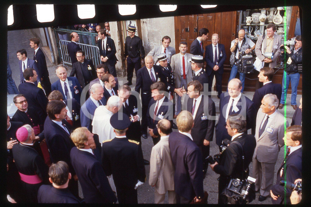 35mm vintage slide* 1986 Apostolic pilgrimage to France, Giovanni Paolo II  Diapositiva d'epoca, in formato 35 mm.CONDIZIONI: GOODE' severamente vietata la riproduzione. Tutti i diritti sono riservati.Nella diapositiva ICharta mette in vendita, sul negozio eBay e in esclusiva sul sito "icharta" il proprio archivio composto da numerose diapositive e negativi fotografici d'epoca, tutti originali e autentici, che attraversano la storia del costume italiano tra gli la fine degli anni Sessanta e Novanta.Si tratta di uno sguardo inedito sull'attualit&agrave;, la politica, la vita quotidiana, il gossip e la cultura, che fotografa il cambiamento della nazione in quest'ultimo scorcio del XX secolo. Un'occasione unica per il mercato del collezionismo, che vede finalmente disponibile un archivio eccezionale per vastit&agrave;, tematiche e condizioni, in un settore (il negativo fotografico e la diapositiva) di assoluta novit&agrave; e dalle interessanti prospettive di investimento.  FAIR/discreto   originale e autentica 1