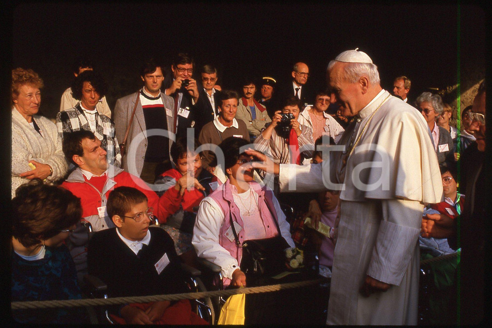 35mm vintage slide*1986, France, Giovanni Paolo II with people (3)  Diapositiva d'epoca, in formato 35 mm.CONDIZIONI: GOODE' severamente vietata la riproduzione. Tutti i diritti sono riservati.Nella diapositiva ICharta mette in vendita, sul negozio eBay e in esclusiva sul sito "icharta" il proprio archivio composto da numerose diapositive e negativi fotografici d'epoca, tutti originali e autentici, che attraversano la storia del costume italiano tra gli la fine degli anni Sessanta e Novanta.Si tratta di uno sguardo inedito sull'attualit&agrave;, la politica, la vita quotidiana, il gossip e la cultura, che fotografa il cambiamento della nazione in quest'ultimo scorcio del XX secolo. Un'occasione unica per il mercato del collezionismo, che vede finalmente disponibile un archivio eccezionale per vastit&agrave;, tematiche e condizioni, in un settore (il negativo fotografico e la diapositiva) di assoluta novit&agrave; e dalle interessanti prospettive di investimento.  FAIR/discreto   originale e autentica 1