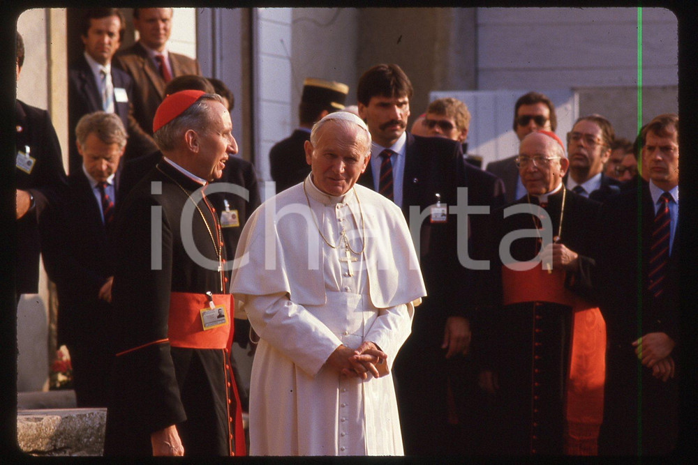 35mm vintage slide*1986, France, apostolic pilgrimage of Giovanni Paolo II  Diapositiva d'epoca, in formato 35 mm.CONDIZIONI: GOODE' severamente vietata la riproduzione. Tutti i diritti sono riservati.Nella diapositiva ICharta mette in vendita, sul negozio eBay e in esclusiva sul sito "icharta" il proprio archivio composto da numerose diapositive e negativi fotografici d'epoca, tutti originali e autentici, che attraversano la storia del costume italiano tra gli la fine degli anni Sessanta e Novanta.Si tratta di uno sguardo inedito sull'attualit&agrave;, la politica, la vita quotidiana, il gossip e la cultura, che fotografa il cambiamento della nazione in quest'ultimo scorcio del XX secolo. Un'occasione unica per il mercato del collezionismo, che vede finalmente disponibile un archivio eccezionale per vastit&agrave;, tematiche e condizioni, in un settore (il negativo fotografico e la diapositiva) di assoluta novit&agrave; e dalle interessanti prospettive di investimento.  FAIR/discreto   originale e autentica 1