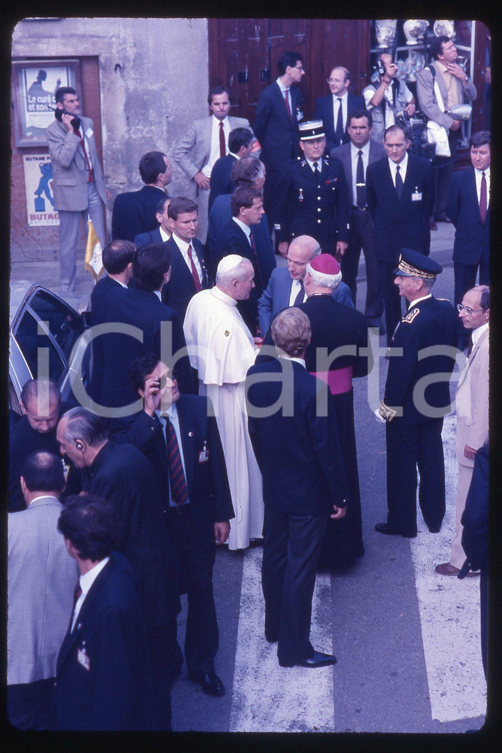 35mm vintage slide* 1986, France, apostolic pilgrimage of Giovanni Paolo II (2)  Diapositiva d'epoca, in formato 35 mm.CONDIZIONI: GOODE' severamente vietata la riproduzione. Tutti i diritti sono riservati.Nella diapositiva ICharta mette in vendita, sul negozio eBay e in esclusiva sul sito "icharta" il proprio archivio composto da numerose diapositive e negativi fotografici d'epoca, tutti originali e autentici, che attraversano la storia del costume italiano tra gli la fine degli anni Sessanta e Novanta.Si tratta di uno sguardo inedito sull'attualit&agrave;, la politica, la vita quotidiana, il gossip e la cultura, che fotografa il cambiamento della nazione in quest'ultimo scorcio del XX secolo. Un'occasione unica per il mercato del collezionismo, che vede finalmente disponibile un archivio eccezionale per vastit&agrave;, tematiche e condizioni, in un settore (il negativo fotografico e la diapositiva) di assoluta novit&agrave; e dalle interessanti prospettive di investimento.  FAIR/discreto   originale e autentica 1