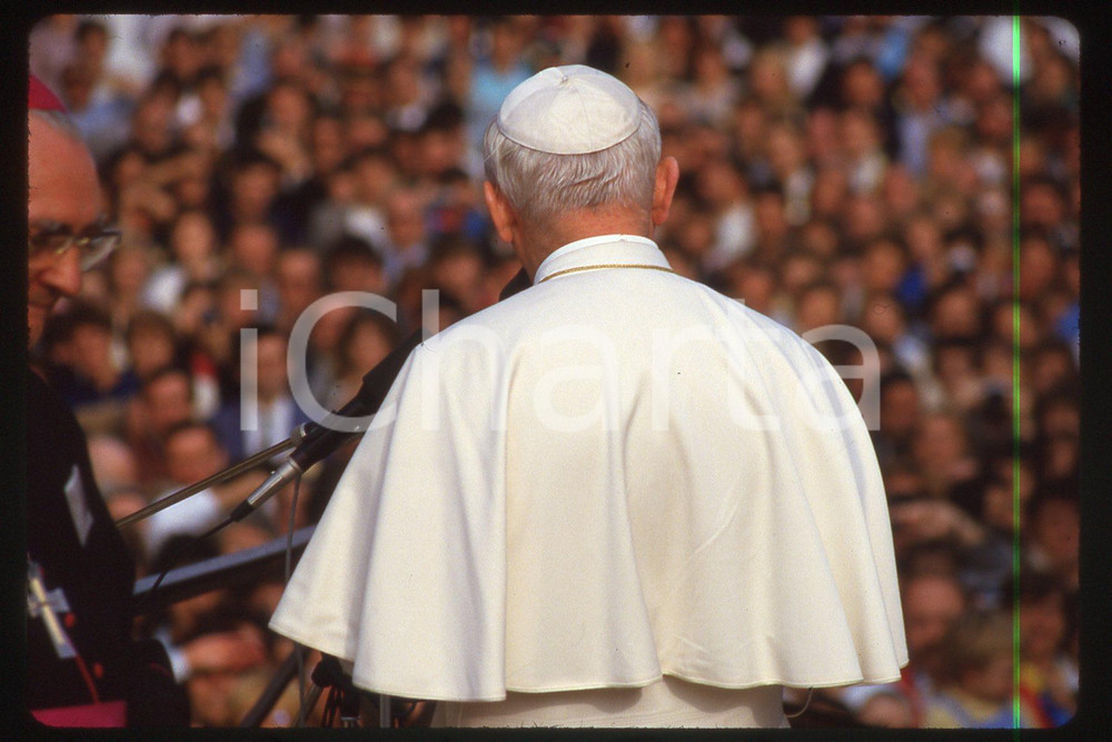 35mm vintage slide* 1986, France, speech Giovanni Paolo II to people (4)  Diapositiva d'epoca, in formato 35 mm.CONDIZIONI: GOODE' severamente vietata la riproduzione. Tutti i diritti sono riservati.Nella diapositiva ICharta mette in vendita, sul negozio eBay e in esclusiva sul sito "icharta" il proprio archivio composto da numerose diapositive e negativi fotografici d'epoca, tutti originali e autentici, che attraversano la storia del costume italiano tra gli la fine degli anni Sessanta e Novanta.Si tratta di uno sguardo inedito sull'attualit&agrave;, la politica, la vita quotidiana, il gossip e la cultura, che fotografa il cambiamento della nazione in quest'ultimo scorcio del XX secolo. Un'occasione unica per il mercato del collezionismo, che vede finalmente disponibile un archivio eccezionale per vastit&agrave;, tematiche e condizioni, in un settore (il negativo fotografico e la diapositiva) di assoluta novit&agrave; e dalle interessanti prospettive di investimento.  FAIR/discreto   originale e autentica 1