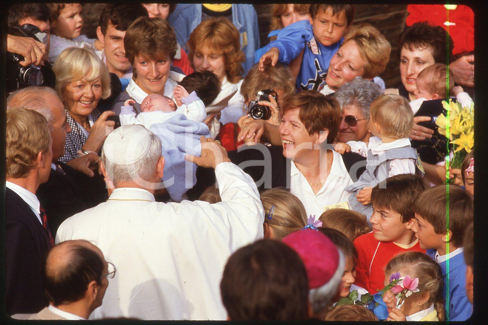 35mm vintage slide* 1986, France, Giovanni Paolo II with children (2)  Diapositiva d'epoca, in formato 35 mm.CONDIZIONI: GOODE' severamente vietata la riproduzione. Tutti i diritti sono riservati.Nella diapositiva ICharta mette in vendita, sul negozio eBay e in esclusiva sul sito "icharta" il proprio archivio composto da numerose diapositive e negativi fotografici d'epoca, tutti originali e autentici, che attraversano la storia del costume italiano tra gli la fine degli anni Sessanta e Novanta.Si tratta di uno sguardo inedito sull'attualit&agrave;, la politica, la vita quotidiana, il gossip e la cultura, che fotografa il cambiamento della nazione in quest'ultimo scorcio del XX secolo. Un'occasione unica per il mercato del collezionismo, che vede finalmente disponibile un archivio eccezionale per vastit&agrave;, tematiche e condizioni, in un settore (il negativo fotografico e la diapositiva) di assoluta novit&agrave; e dalle interessanti prospettive di investimento.  FAIR/discreto   originale e autentica 1