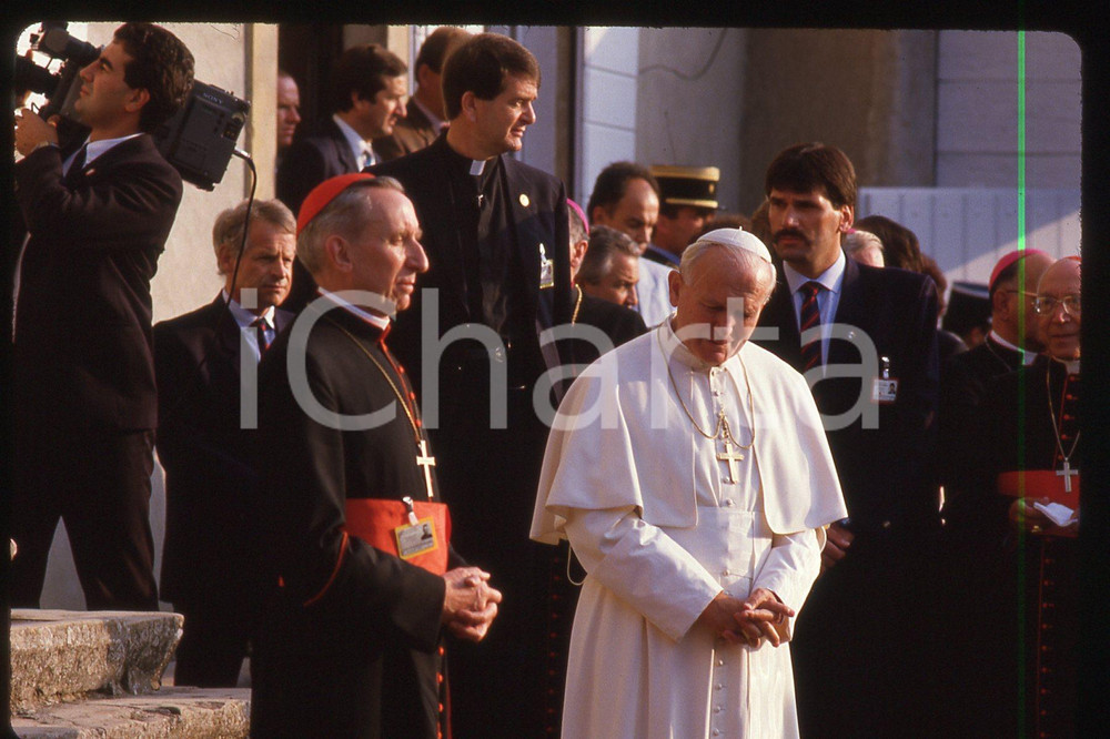 35mm vintage slide* 1986, France, apostolic pilgrimage of Giovanni Paolo II  Diapositiva d'epoca, in formato 35 mm.CONDIZIONI: GOODE' severamente vietata la riproduzione. Tutti i diritti sono riservati.Nella diapositiva ICharta mette in vendita, sul negozio eBay e in esclusiva sul sito "icharta" il proprio archivio composto da numerose diapositive e negativi fotografici d'epoca, tutti originali e autentici, che attraversano la storia del costume italiano tra gli la fine degli anni Sessanta e Novanta.Si tratta di uno sguardo inedito sull'attualit&agrave;, la politica, la vita quotidiana, il gossip e la cultura, che fotografa il cambiamento della nazione in quest'ultimo scorcio del XX secolo. Un'occasione unica per il mercato del collezionismo, che vede finalmente disponibile un archivio eccezionale per vastit&agrave;, tematiche e condizioni, in un settore (il negativo fotografico e la diapositiva) di assoluta novit&agrave; e dalle interessanti prospettive di investimento.  FAIR/discreto   originale e autentica 1