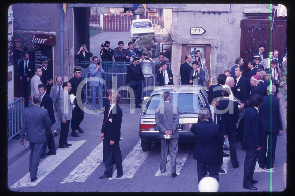 35mm vintage slide* 1986, France, apostolic pilgrimage of Giovanni Paolo II (3)  Diapositiva d'epoca, in formato 35 mm.CONDIZIONI: GOODE' severamente vietata la riproduzione. Tutti i diritti sono riservati.Nella diapositiva ICharta mette in vendita, sul negozio eBay e in esclusiva sul sito "icharta" il proprio archivio composto da numerose diapositive e negativi fotografici d'epoca, tutti originali e autentici, che attraversano la storia del costume italiano tra gli la fine degli anni Sessanta e Novanta.Si tratta di uno sguardo inedito sull'attualit&agrave;, la politica, la vita quotidiana, il gossip e la cultura, che fotografa il cambiamento della nazione in quest'ultimo scorcio del XX secolo. Un'occasione unica per il mercato del collezionismo, che vede finalmente disponibile un archivio eccezionale per vastit&agrave;, tematiche e condizioni, in un settore (il negativo fotografico e la diapositiva) di assoluta novit&agrave; e dalle interessanti prospettive di investimento.  FAIR/discreto   originale e autentica 1