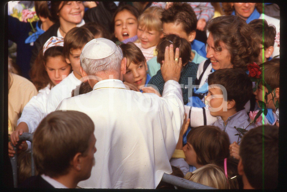 35mm vintage slide* 1986, France, apostolic pilgrimage of Giovanni Paolo II (4)  Diapositiva d'epoca, in formato 35 mm.CONDIZIONI: GOODE' severamente vietata la riproduzione. Tutti i diritti sono riservati.Nella diapositiva ICharta mette in vendita, sul negozio eBay e in esclusiva sul sito "icharta" il proprio archivio composto da numerose diapositive e negativi fotografici d'epoca, tutti originali e autentici, che attraversano la storia del costume italiano tra gli la fine degli anni Sessanta e Novanta.Si tratta di uno sguardo inedito sull'attualit&agrave;, la politica, la vita quotidiana, il gossip e la cultura, che fotografa il cambiamento della nazione in quest'ultimo scorcio del XX secolo. Un'occasione unica per il mercato del collezionismo, che vede finalmente disponibile un archivio eccezionale per vastit&agrave;, tematiche e condizioni, in un settore (il negativo fotografico e la diapositiva) di assoluta novit&agrave; e dalle interessanti prospettive di investimento.  FAIR/discreto   originale e autentica 1