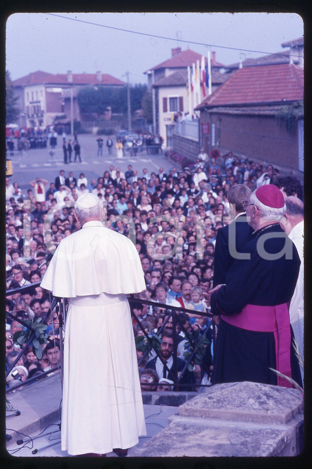 35mm vintage slide* 1986 France, speech of Giovanni Paolo II to people  Diapositiva d'epoca, in formato 35 mm.CONDIZIONI: GOODE' severamente vietata la riproduzione. Tutti i diritti sono riservati.Nella diapositiva ICharta mette in vendita, sul negozio eBay e in esclusiva sul sito "icharta" il proprio archivio composto da numerose diapositive e negativi fotografici d'epoca, tutti originali e autentici, che attraversano la storia del costume italiano tra gli la fine degli anni Sessanta e Novanta.Si tratta di uno sguardo inedito sull'attualit&agrave;, la politica, la vita quotidiana, il gossip e la cultura, che fotografa il cambiamento della nazione in quest'ultimo scorcio del XX secolo. Un'occasione unica per il mercato del collezionismo, che vede finalmente disponibile un archivio eccezionale per vastit&agrave;, tematiche e condizioni, in un settore (il negativo fotografico e la diapositiva) di assoluta novit&agrave; e dalle interessanti prospettive di investimento.  FAIR/discreto   originale e autentica 1