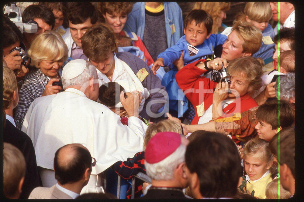 35mm vintage slide* 1986, France, Giovanni Paolo II with children (3)  Diapositiva d'epoca, in formato 35 mm.CONDIZIONI: GOODE' severamente vietata la riproduzione. Tutti i diritti sono riservati.Nella diapositiva ICharta mette in vendita, sul negozio eBay e in esclusiva sul sito "icharta" il proprio archivio composto da numerose diapositive e negativi fotografici d'epoca, tutti originali e autentici, che attraversano la storia del costume italiano tra gli la fine degli anni Sessanta e Novanta.Si tratta di uno sguardo inedito sull'attualit&agrave;, la politica, la vita quotidiana, il gossip e la cultura, che fotografa il cambiamento della nazione in quest'ultimo scorcio del XX secolo. Un'occasione unica per il mercato del collezionismo, che vede finalmente disponibile un archivio eccezionale per vastit&agrave;, tematiche e condizioni, in un settore (il negativo fotografico e la diapositiva) di assoluta novit&agrave; e dalle interessanti prospettive di investimento.  FAIR/discreto   originale e autentica 1