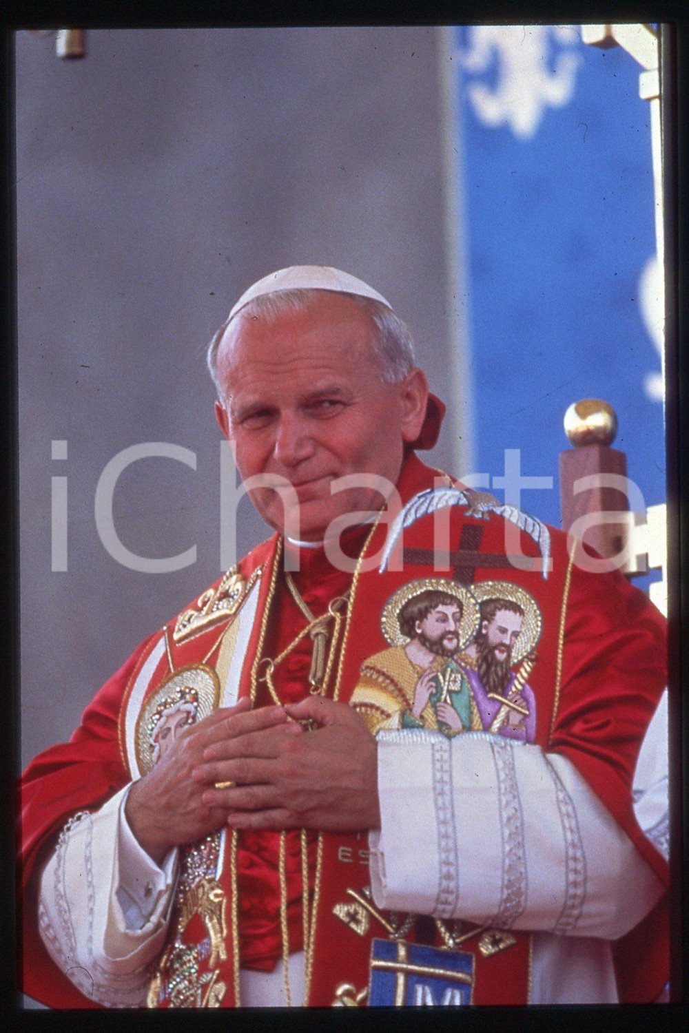 35mm vintage slide* 1979, Apostolic Journey to Poland, Giovanni Paolo II  Diapositiva d'epoca, in formato 35 mm.CONDIZIONI: GOODE' severamente vietata la riproduzione. Tutti i diritti sono riservati.Nella diapositiva ICharta mette in vendita, sul negozio eBay e in esclusiva sul sito "icharta" il proprio archivio composto da numerose diapositive e negativi fotografici d'epoca, tutti originali e autentici, che attraversano la storia del costume italiano tra gli la fine degli anni Sessanta e Novanta.Si tratta di uno sguardo inedito sull'attualit&agrave;, la politica, la vita quotidiana, il gossip e la cultura, che fotografa il cambiamento della nazione in quest'ultimo scorcio del XX secolo. Un'occasione unica per il mercato del collezionismo, che vede finalmente disponibile un archivio eccezionale per vastit&agrave;, tematiche e condizioni, in un settore (il negativo fotografico e la diapositiva) di assoluta novit&agrave; e dalle interessanti prospettive di investimento.  FAIR/discreto   originale e autentica 1