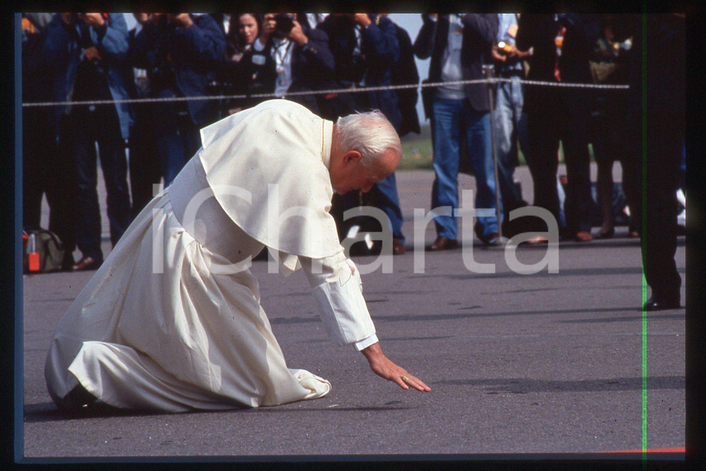 35mm vintage slide* 1993, Vilnius, Giovanni Paolo II  Diapositiva d'epoca, in formato 35 mm.CONDIZIONI: GOODE' severamente vietata la riproduzione. Tutti i diritti sono riservati.Nella diapositiva ICharta mette in vendita, sul negozio eBay e in esclusiva sul sito "icharta" il proprio archivio composto da numerose diapositive e negativi fotografici d'epoca, tutti originali e autentici, che attraversano la storia del costume italiano tra gli la fine degli anni Sessanta e Novanta.Si tratta di uno sguardo inedito sull'attualit&agrave;, la politica, la vita quotidiana, il gossip e la cultura, che fotografa il cambiamento della nazione in quest'ultimo scorcio del XX secolo. Un'occasione unica per il mercato del collezionismo, che vede finalmente disponibile un archivio eccezionale per vastit&agrave;, tematiche e condizioni, in un settore (il negativo fotografico e la diapositiva) di assoluta novit&agrave; e dalle interessanti prospettive di investimento.  FAIR/discreto   originale e autentica 1