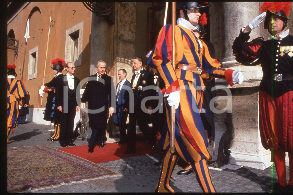35mm vintage slide* 1993, Vatican, Giovanni Paolo II, Eduard Balladur  Diapositiva d'epoca, in formato 35 mm.CONDIZIONI: GOODE' severamente vietata la riproduzione. Tutti i diritti sono riservati.Nella diapositiva ICharta mette in vendita, sul negozio eBay e in esclusiva sul sito "icharta" il proprio archivio composto da numerose diapositive e negativi fotografici d'epoca, tutti originali e autentici, che attraversano la storia del costume italiano tra gli la fine degli anni Sessanta e Novanta.Si tratta di uno sguardo inedito sull'attualit&agrave;, la politica, la vita quotidiana, il gossip e la cultura, che fotografa il cambiamento della nazione in quest'ultimo scorcio del XX secolo. Un'occasione unica per il mercato del collezionismo, che vede finalmente disponibile un archivio eccezionale per vastit&agrave;, tematiche e condizioni, in un settore (il negativo fotografico e la diapositiva) di assoluta novit&agrave; e dalle interessanti prospettive di investimento.  FAIR/discreto   originale e autentica 1