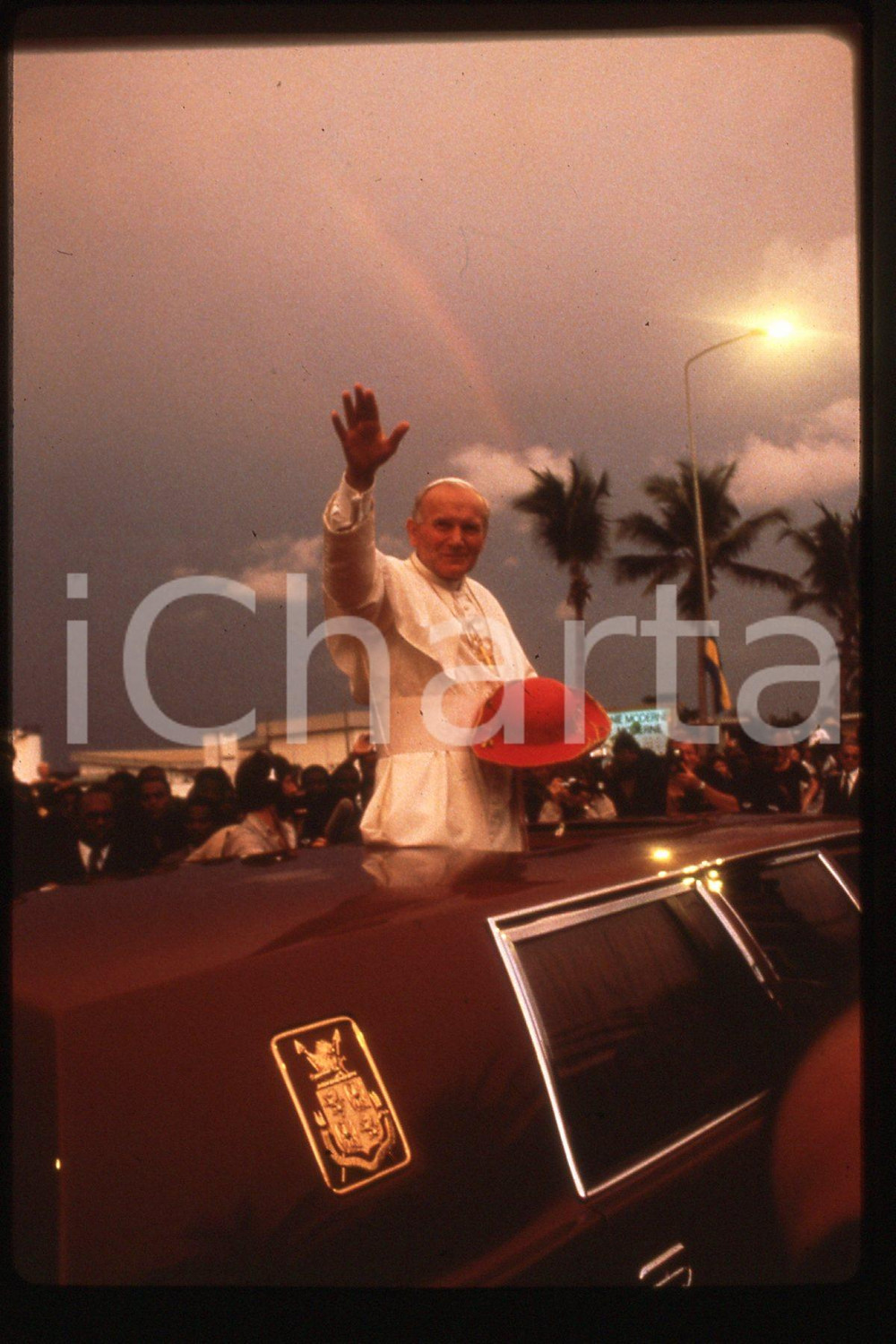 35mm vintage slide* 1982, Olympia, Giovanni Paolo II  Diapositiva d'epoca, in formato 35 mm.CONDIZIONI: GOODE' severamente vietata la riproduzione. Tutti i diritti sono riservati.Nella diapositiva ICharta mette in vendita, sul negozio eBay e in esclusiva sul sito "icharta" il proprio archivio composto da numerose diapositive e negativi fotografici d'epoca, tutti originali e autentici, che attraversano la storia del costume italiano tra gli la fine degli anni Sessanta e Novanta.Si tratta di uno sguardo inedito sull'attualit&agrave;, la politica, la vita quotidiana, il gossip e la cultura, che fotografa il cambiamento della nazione in quest'ultimo scorcio del XX secolo. Un'occasione unica per il mercato del collezionismo, che vede finalmente disponibile un archivio eccezionale per vastit&agrave;, tematiche e condizioni, in un settore (il negativo fotografico e la diapositiva) di assoluta novit&agrave; e dalle interessanti prospettive di investimento.  FAIR/discreto   originale e autentica 1