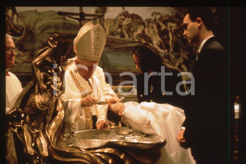 35mm vintage slide*1997 Rome sistine chapel, Giovanni Paolo II baptize children  Diapositiva d'epoca, in formato 35 mm.CONDIZIONI: GOODE' severamente vietata la riproduzione. Tutti i diritti sono riservati.Nella diapositiva ICharta mette in vendita, sul negozio eBay e in esclusiva sul sito "icharta" il proprio archivio composto da numerose diapositive e negativi fotografici d'epoca, tutti originali e autentici, che attraversano la storia del costume italiano tra gli la fine degli anni Sessanta e Novanta.Si tratta di uno sguardo inedito sull'attualit&agrave;, la politica, la vita quotidiana, il gossip e la cultura, che fotografa il cambiamento della nazione in quest'ultimo scorcio del XX secolo. Un'occasione unica per il mercato del collezionismo, che vede finalmente disponibile un archivio eccezionale per vastit&agrave;, tematiche e condizioni, in un settore (il negativo fotografico e la diapositiva) di assoluta novit&agrave; e dalle interessanti prospettive di investimento.  FAIR/discreto   originale e autentica 1