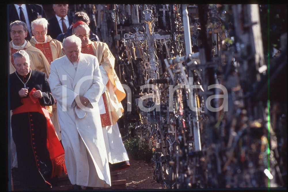 35mm vintage slide*1993 Lithuania at the mountain of crosses, Giovanni Paolo II  Diapositiva d'epoca, in formato 35 mm.CONDIZIONI: GOODE' severamente vietata la riproduzione. Tutti i diritti sono riservati.Nella diapositiva ICharta mette in vendita, sul negozio eBay e in esclusiva sul sito "icharta" il proprio archivio composto da numerose diapositive e negativi fotografici d'epoca, tutti originali e autentici, che attraversano la storia del costume italiano tra gli la fine degli anni Sessanta e Novanta.Si tratta di uno sguardo inedito sull'attualit&agrave;, la politica, la vita quotidiana, il gossip e la cultura, che fotografa il cambiamento della nazione in quest'ultimo scorcio del XX secolo. Un'occasione unica per il mercato del collezionismo, che vede finalmente disponibile un archivio eccezionale per vastit&agrave;, tematiche e condizioni, in un settore (il negativo fotografico e la diapositiva) di assoluta novit&agrave; e dalle interessanti prospettive di investimento.  FAIR/discreto   originale e autentica 1