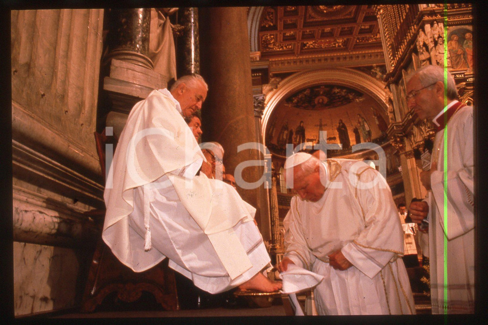 35mm vintage slide* 1998 VATICAN, Giovanni Paolo II, Holy Thursday  Diapositiva d'epoca, in formato 35 mm.CONDIZIONI: GOODE' severamente vietata la riproduzione. Tutti i diritti sono riservati.Nella diapositiva ICharta mette in vendita, sul negozio eBay e in esclusiva sul sito "icharta" il proprio archivio composto da numerose diapositive e negativi fotografici d'epoca, tutti originali e autentici, che attraversano la storia del costume italiano tra gli la fine degli anni Sessanta e Novanta.Si tratta di uno sguardo inedito sull'attualit&agrave;, la politica, la vita quotidiana, il gossip e la cultura, che fotografa il cambiamento della nazione in quest'ultimo scorcio del XX secolo. Un'occasione unica per il mercato del collezionismo, che vede finalmente disponibile un archivio eccezionale per vastit&agrave;, tematiche e condizioni, in un settore (il negativo fotografico e la diapositiva) di assoluta novit&agrave; e dalle interessanti prospettive di investimento.  FAIR/discreto   originale e autentica 1