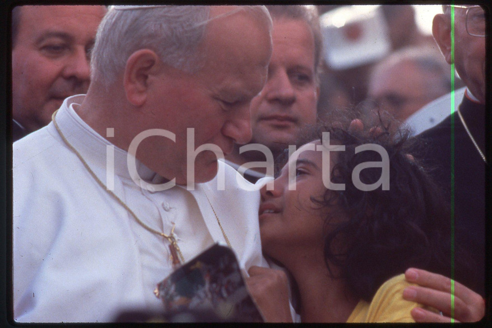 35mm vintage slide* 1980 Salvador , Giovanni Paolo II  Diapositiva d'epoca, in formato 35 mm.CONDIZIONI: GOODE' severamente vietata la riproduzione. Tutti i diritti sono riservati.Nella diapositiva ICharta mette in vendita, sul negozio eBay e in esclusiva sul sito "icharta" il proprio archivio composto da numerose diapositive e negativi fotografici d'epoca, tutti originali e autentici, che attraversano la storia del costume italiano tra gli la fine degli anni Sessanta e Novanta.Si tratta di uno sguardo inedito sull'attualit&agrave;, la politica, la vita quotidiana, il gossip e la cultura, che fotografa il cambiamento della nazione in quest'ultimo scorcio del XX secolo. Un'occasione unica per il mercato del collezionismo, che vede finalmente disponibile un archivio eccezionale per vastit&agrave;, tematiche e condizioni, in un settore (il negativo fotografico e la diapositiva) di assoluta novit&agrave; e dalle interessanti prospettive di investimento.  FAIR/discreto   originale e autentica 1