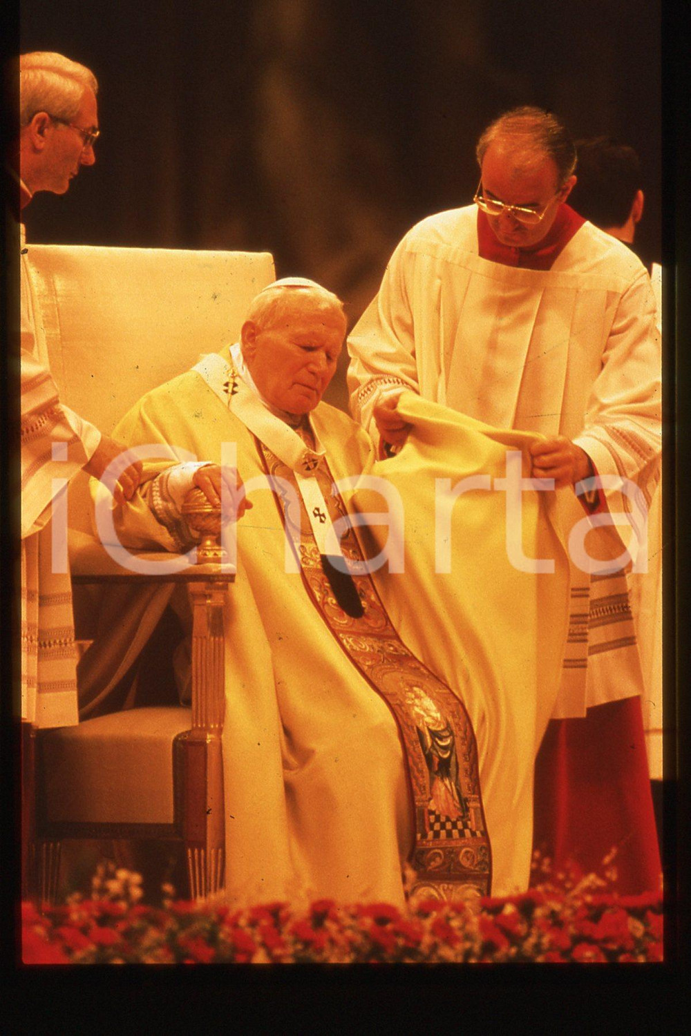 35mm vintage slide* 1996 Rome, St Peter's Basilica, Giovanni Paolo II  Diapositiva d'epoca, in formato 35 mm.CONDIZIONI: GOODE' severamente vietata la riproduzione. Tutti i diritti sono riservati.Nella diapositiva ICharta mette in vendita, sul negozio eBay e in esclusiva sul sito "icharta" il proprio archivio composto da numerose diapositive e negativi fotografici d'epoca, tutti originali e autentici, che attraversano la storia del costume italiano tra gli la fine degli anni Sessanta e Novanta.Si tratta di uno sguardo inedito sull'attualit&agrave;, la politica, la vita quotidiana, il gossip e la cultura, che fotografa il cambiamento della nazione in quest'ultimo scorcio del XX secolo. Un'occasione unica per il mercato del collezionismo, che vede finalmente disponibile un archivio eccezionale per vastit&agrave;, tematiche e condizioni, in un settore (il negativo fotografico e la diapositiva) di assoluta novit&agrave; e dalle interessanti prospettive di investimento.  FAIR/discreto   originale e autentica 1