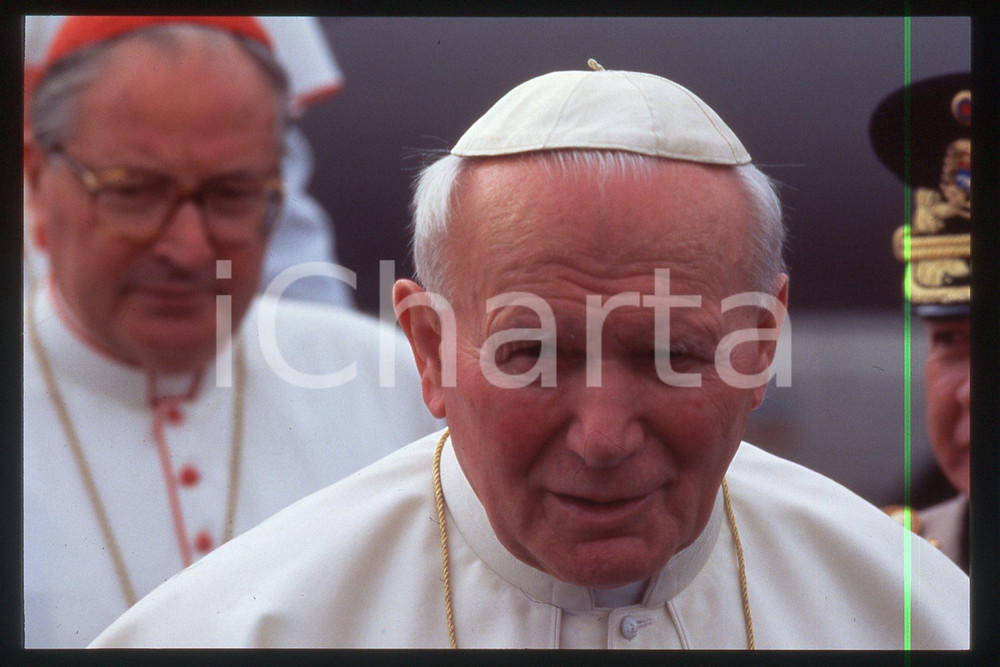 35mm vintage slide* 1996, apostolic journey to Venezuela, Giovanni Paolo II  Diapositiva d'epoca, in formato 35 mm.CONDIZIONI: GOODE' severamente vietata la riproduzione. Tutti i diritti sono riservati.Nella diapositiva ICharta mette in vendita, sul negozio eBay e in esclusiva sul sito "icharta" il proprio archivio composto da numerose diapositive e negativi fotografici d'epoca, tutti originali e autentici, che attraversano la storia del costume italiano tra gli la fine degli anni Sessanta e Novanta.Si tratta di uno sguardo inedito sull'attualit&agrave;, la politica, la vita quotidiana, il gossip e la cultura, che fotografa il cambiamento della nazione in quest'ultimo scorcio del XX secolo. Un'occasione unica per il mercato del collezionismo, che vede finalmente disponibile un archivio eccezionale per vastit&agrave;, tematiche e condizioni, in un settore (il negativo fotografico e la diapositiva) di assoluta novit&agrave; e dalle interessanti prospettive di investimento.  FAIR/discreto   originale e autentica 1