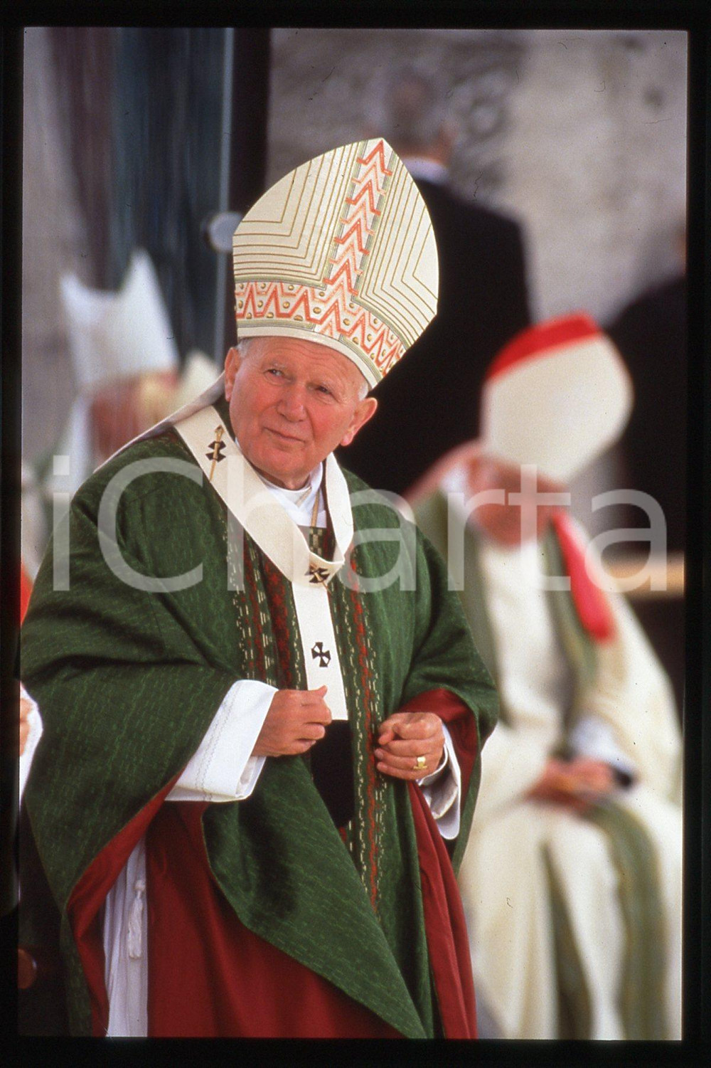 35mm vintage slide* 1996, Berlin, mass at the olympic stadium, Giovanni Paolo II  Diapositiva d'epoca, in formato 35 mm.CONDIZIONI: GOODE' severamente vietata la riproduzione. Tutti i diritti sono riservati.Nella diapositiva ICharta mette in vendita, sul negozio eBay e in esclusiva sul sito "icharta" il proprio archivio composto da numerose diapositive e negativi fotografici d'epoca, tutti originali e autentici, che attraversano la storia del costume italiano tra gli la fine degli anni Sessanta e Novanta.Si tratta di uno sguardo inedito sull'attualit&agrave;, la politica, la vita quotidiana, il gossip e la cultura, che fotografa il cambiamento della nazione in quest'ultimo scorcio del XX secolo. Un'occasione unica per il mercato del collezionismo, che vede finalmente disponibile un archivio eccezionale per vastit&agrave;, tematiche e condizioni, in un settore (il negativo fotografico e la diapositiva) di assoluta novit&agrave; e dalle interessanti prospettive di investimento.  FAIR/discreto   originale e autentica 1