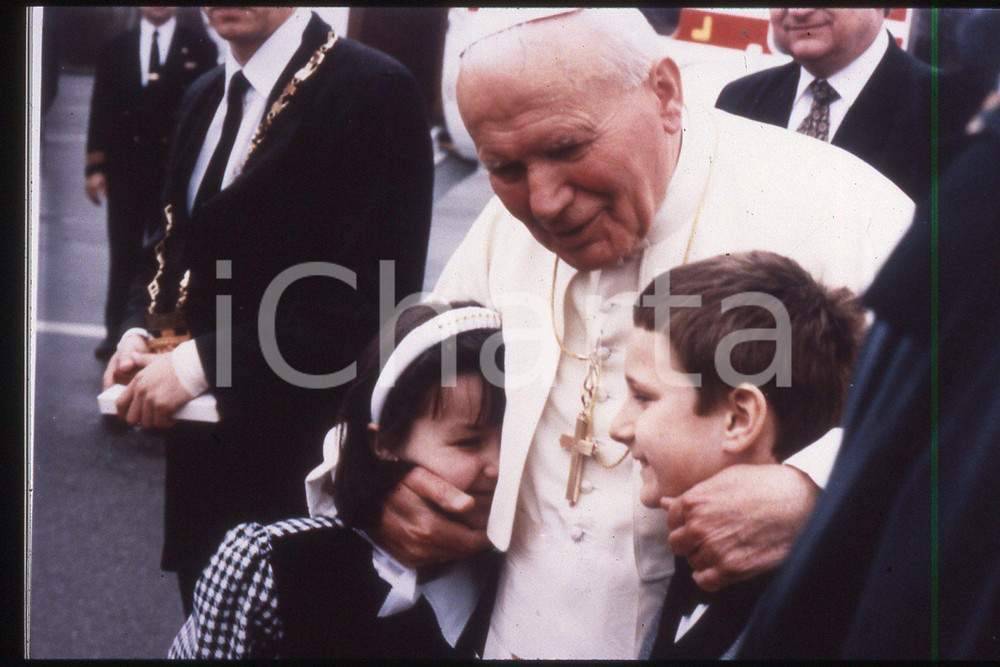 35mm vintage slide* 1997 Czeck Republic, Giovanni Paolo II with children  Diapositiva d'epoca, in formato 35 mm.CONDIZIONI: GOODE' severamente vietata la riproduzione. Tutti i diritti sono riservati.Nella diapositiva ICharta mette in vendita, sul negozio eBay e in esclusiva sul sito "icharta" il proprio archivio composto da numerose diapositive e negativi fotografici d'epoca, tutti originali e autentici, che attraversano la storia del costume italiano tra gli la fine degli anni Sessanta e Novanta.Si tratta di uno sguardo inedito sull'attualit&agrave;, la politica, la vita quotidiana, il gossip e la cultura, che fotografa il cambiamento della nazione in quest'ultimo scorcio del XX secolo. Un'occasione unica per il mercato del collezionismo, che vede finalmente disponibile un archivio eccezionale per vastit&agrave;, tematiche e condizioni, in un settore (il negativo fotografico e la diapositiva) di assoluta novit&agrave; e dalle interessanti prospettive di investimento.  FAIR/discreto   originale e autentica 1