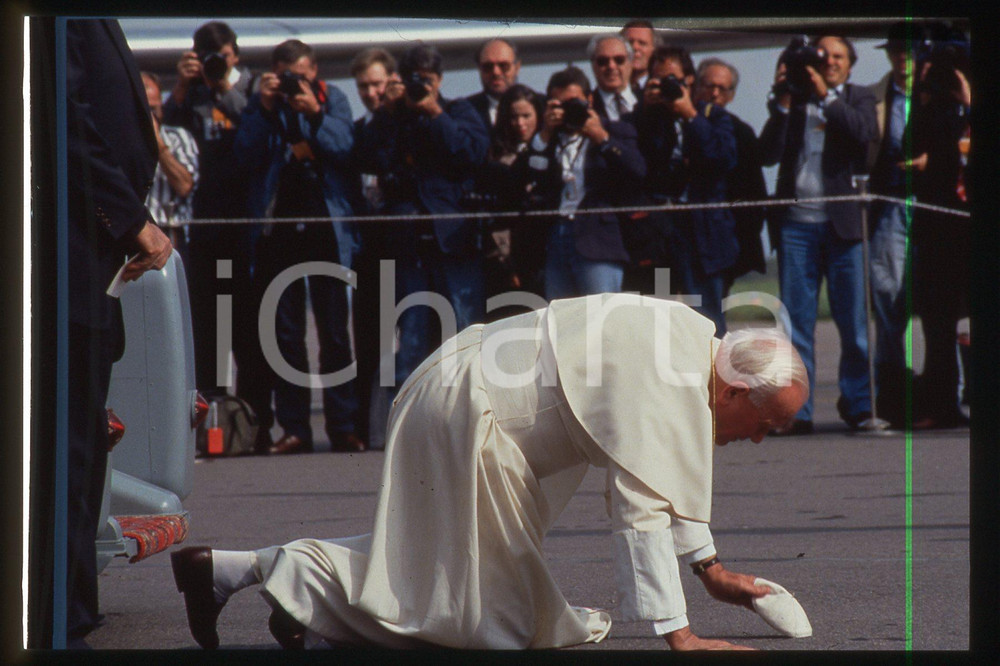 35mm vintage slide* 1993, Vilnius, Giovanni Paolo II (2)  Diapositiva d'epoca, in formato 35 mm.CONDIZIONI: GOODE' severamente vietata la riproduzione. Tutti i diritti sono riservati.Nella diapositiva ICharta mette in vendita, sul negozio eBay e in esclusiva sul sito "icharta" il proprio archivio composto da numerose diapositive e negativi fotografici d'epoca, tutti originali e autentici, che attraversano la storia del costume italiano tra gli la fine degli anni Sessanta e Novanta.Si tratta di uno sguardo inedito sull'attualit&agrave;, la politica, la vita quotidiana, il gossip e la cultura, che fotografa il cambiamento della nazione in quest'ultimo scorcio del XX secolo. Un'occasione unica per il mercato del collezionismo, che vede finalmente disponibile un archivio eccezionale per vastit&agrave;, tematiche e condizioni, in un settore (il negativo fotografico e la diapositiva) di assoluta novit&agrave; e dalle interessanti prospettive di investimento.  FAIR/discreto   originale e autentica 1