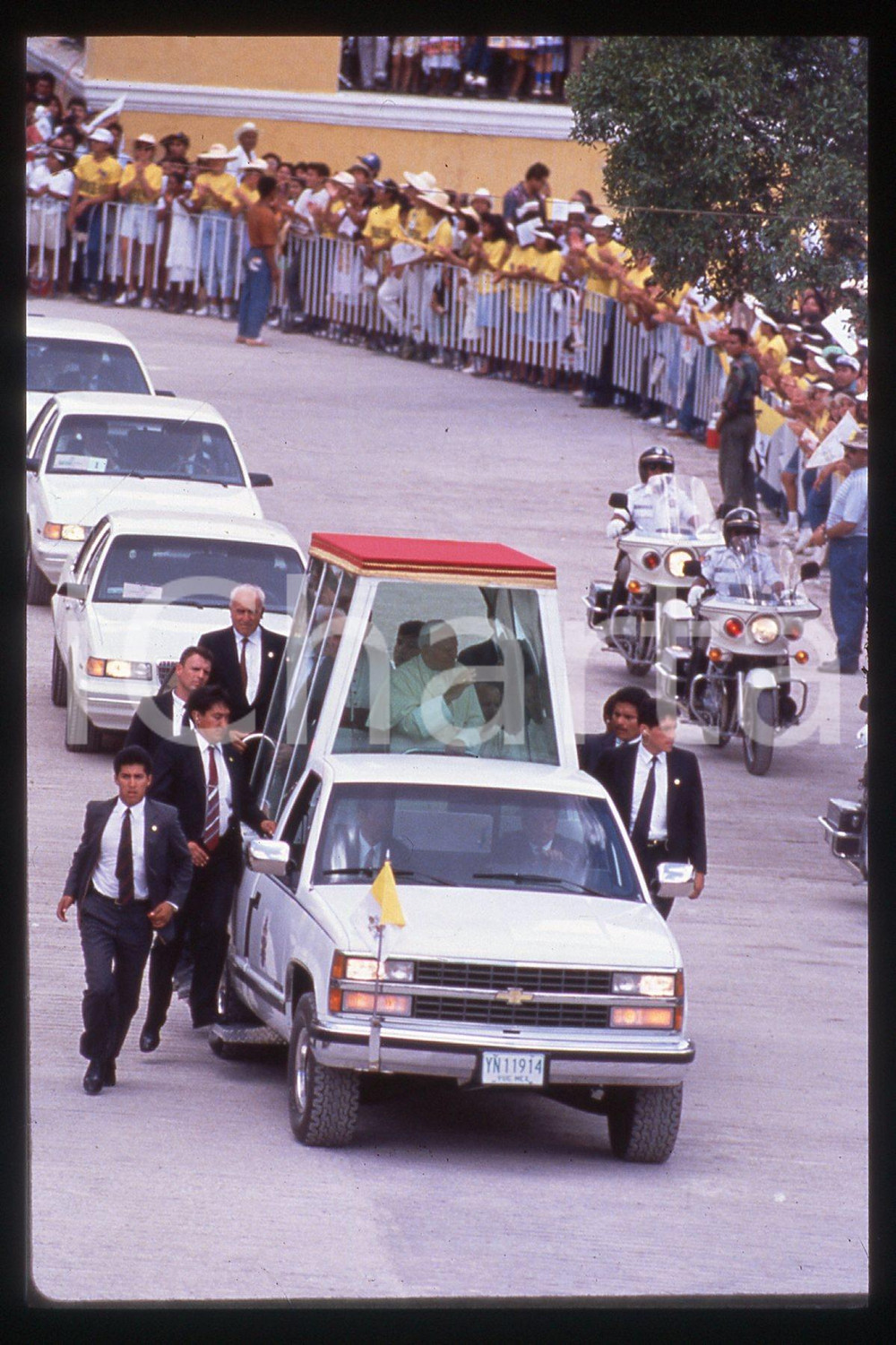 35mm vintage slide* 1993 Mexico, Yucatan, Giovanni Paolo II in PopeMobile  Diapositiva d'epoca, in formato 35 mm.CONDIZIONI: GOODE' severamente vietata la riproduzione. Tutti i diritti sono riservati.Nella diapositiva ICharta mette in vendita, sul negozio eBay e in esclusiva sul sito "icharta" il proprio archivio composto da numerose diapositive e negativi fotografici d'epoca, tutti originali e autentici, che attraversano la storia del costume italiano tra gli la fine degli anni Sessanta e Novanta.Si tratta di uno sguardo inedito sull'attualit&agrave;, la politica, la vita quotidiana, il gossip e la cultura, che fotografa il cambiamento della nazione in quest'ultimo scorcio del XX secolo. Un'occasione unica per il mercato del collezionismo, che vede finalmente disponibile un archivio eccezionale per vastit&agrave;, tematiche e condizioni, in un settore (il negativo fotografico e la diapositiva) di assoluta novit&agrave; e dalle interessanti prospettive di investimento.  FAIR/discreto   originale e autentica 1