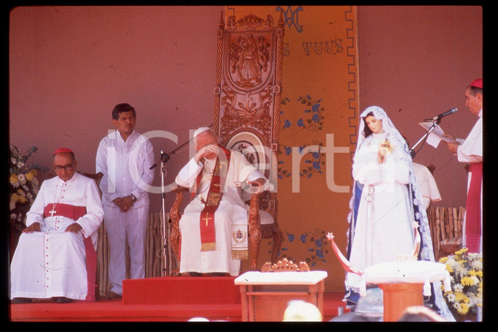 35mm vintage slide* 1993 Mexico, Yucatan, Giovanni Paolo II  Diapositiva d'epoca, in formato 35 mm.CONDIZIONI: GOODE' severamente vietata la riproduzione. Tutti i diritti sono riservati.Nella diapositiva ICharta mette in vendita, sul negozio eBay e in esclusiva sul sito "icharta" il proprio archivio composto da numerose diapositive e negativi fotografici d'epoca, tutti originali e autentici, che attraversano la storia del costume italiano tra gli la fine degli anni Sessanta e Novanta.Si tratta di uno sguardo inedito sull'attualit&agrave;, la politica, la vita quotidiana, il gossip e la cultura, che fotografa il cambiamento della nazione in quest'ultimo scorcio del XX secolo. Un'occasione unica per il mercato del collezionismo, che vede finalmente disponibile un archivio eccezionale per vastit&agrave;, tematiche e condizioni, in un settore (il negativo fotografico e la diapositiva) di assoluta novit&agrave; e dalle interessanti prospettive di investimento.  FAIR/discreto   originale e autentica 1