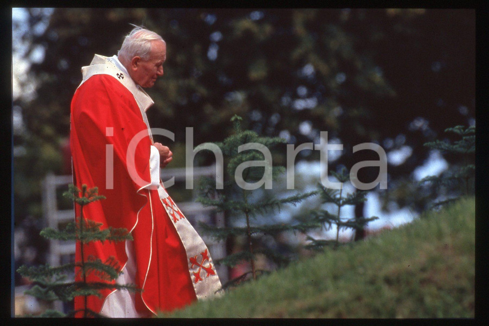 35mm vintage slide* 1993 Lituanie, Kaunas, Giovanni Paolo II  Diapositiva d'epoca, in formato 35 mm.CONDIZIONI: GOODE' severamente vietata la riproduzione. Tutti i diritti sono riservati.Nella diapositiva ICharta mette in vendita, sul negozio eBay e in esclusiva sul sito "icharta" il proprio archivio composto da numerose diapositive e negativi fotografici d'epoca, tutti originali e autentici, che attraversano la storia del costume italiano tra gli la fine degli anni Sessanta e Novanta.Si tratta di uno sguardo inedito sull'attualit&agrave;, la politica, la vita quotidiana, il gossip e la cultura, che fotografa il cambiamento della nazione in quest'ultimo scorcio del XX secolo. Un'occasione unica per il mercato del collezionismo, che vede finalmente disponibile un archivio eccezionale per vastit&agrave;, tematiche e condizioni, in un settore (il negativo fotografico e la diapositiva) di assoluta novit&agrave; e dalle interessanti prospettive di investimento.  FAIR/discreto   originale e autentica 1