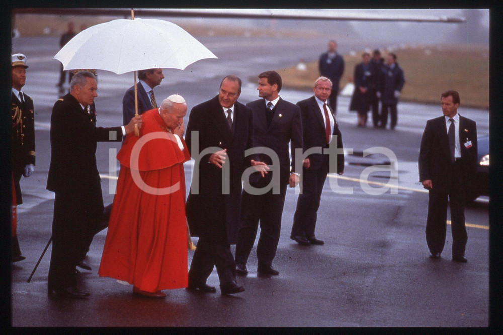 35mm vintage slide* 1996 France, Apostolic journey, Giovanni Paolo II  Diapositiva d'epoca, in formato 35 mm.CONDIZIONI: GOODE' severamente vietata la riproduzione. Tutti i diritti sono riservati.Nella diapositiva ICharta mette in vendita, sul negozio eBay e in esclusiva sul sito "icharta" il proprio archivio composto da numerose diapositive e negativi fotografici d'epoca, tutti originali e autentici, che attraversano la storia del costume italiano tra gli la fine degli anni Sessanta e Novanta.Si tratta di uno sguardo inedito sull'attualit&agrave;, la politica, la vita quotidiana, il gossip e la cultura, che fotografa il cambiamento della nazione in quest'ultimo scorcio del XX secolo. Un'occasione unica per il mercato del collezionismo, che vede finalmente disponibile un archivio eccezionale per vastit&agrave;, tematiche e condizioni, in un settore (il negativo fotografico e la diapositiva) di assoluta novit&agrave; e dalle interessanti prospettive di investimento.  FAIR/discreto   originale e autentica 1