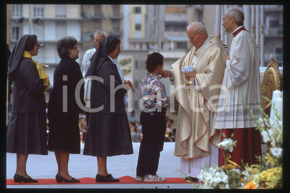35mm vintage slide* 1994 Catania, Sicile, Giovanni Paolo II  Diapositiva d'epoca, in formato 35 mm.CONDIZIONI: GOODE' severamente vietata la riproduzione. Tutti i diritti sono riservati.Nella diapositiva ICharta mette in vendita, sul negozio eBay e in esclusiva sul sito "icharta" il proprio archivio composto da numerose diapositive e negativi fotografici d'epoca, tutti originali e autentici, che attraversano la storia del costume italiano tra gli la fine degli anni Sessanta e Novanta.Si tratta di uno sguardo inedito sull'attualit&agrave;, la politica, la vita quotidiana, il gossip e la cultura, che fotografa il cambiamento della nazione in quest'ultimo scorcio del XX secolo. Un'occasione unica per il mercato del collezionismo, che vede finalmente disponibile un archivio eccezionale per vastit&agrave;, tematiche e condizioni, in un settore (il negativo fotografico e la diapositiva) di assoluta novit&agrave; e dalle interessanti prospettive di investimento.  FAIR/discreto   originale e autentica 1