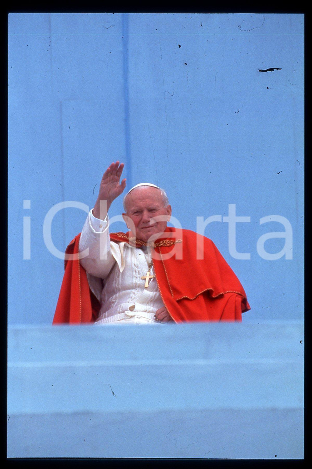 35mm vintage slide* 1995. Czechoslovakia, at Olomouc Giovanni Paolo II  Diapositiva d'epoca, in formato 35 mm.CONDIZIONI: GOODE' severamente vietata la riproduzione. Tutti i diritti sono riservati.Nella diapositiva ICharta mette in vendita, sul negozio eBay e in esclusiva sul sito "icharta" il proprio archivio composto da numerose diapositive e negativi fotografici d'epoca, tutti originali e autentici, che attraversano la storia del costume italiano tra gli la fine degli anni Sessanta e Novanta.Si tratta di uno sguardo inedito sull'attualit&agrave;, la politica, la vita quotidiana, il gossip e la cultura, che fotografa il cambiamento della nazione in quest'ultimo scorcio del XX secolo. Un'occasione unica per il mercato del collezionismo, che vede finalmente disponibile un archivio eccezionale per vastit&agrave;, tematiche e condizioni, in un settore (il negativo fotografico e la diapositiva) di assoluta novit&agrave; e dalle interessanti prospettive di investimento.  FAIR/discreto   originale e autentica 1