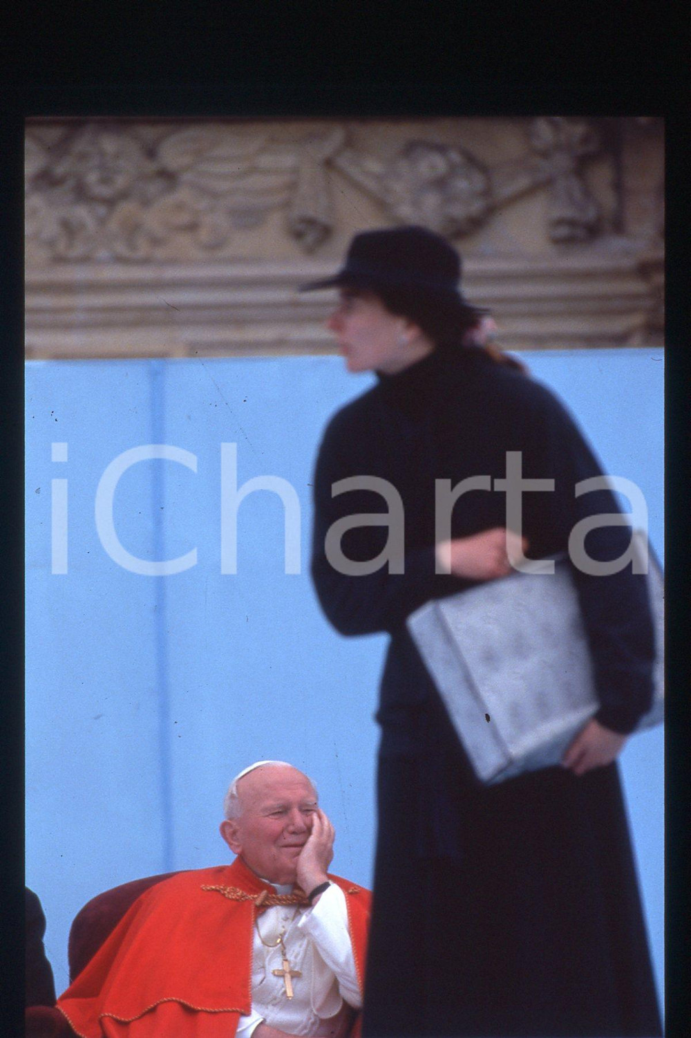 35mm vintage slide* 1995. Czechoslovakia, at Olomouc Giovanni Paolo II (2)  Diapositiva d'epoca, in formato 35 mm.CONDIZIONI: GOODE' severamente vietata la riproduzione. Tutti i diritti sono riservati.Nella diapositiva ICharta mette in vendita, sul negozio eBay e in esclusiva sul sito "icharta" il proprio archivio composto da numerose diapositive e negativi fotografici d'epoca, tutti originali e autentici, che attraversano la storia del costume italiano tra gli la fine degli anni Sessanta e Novanta.Si tratta di uno sguardo inedito sull'attualit&agrave;, la politica, la vita quotidiana, il gossip e la cultura, che fotografa il cambiamento della nazione in quest'ultimo scorcio del XX secolo. Un'occasione unica per il mercato del collezionismo, che vede finalmente disponibile un archivio eccezionale per vastit&agrave;, tematiche e condizioni, in un settore (il negativo fotografico e la diapositiva) di assoluta novit&agrave; e dalle interessanti prospettive di investimento.  FAIR/discreto   originale e autentica 1