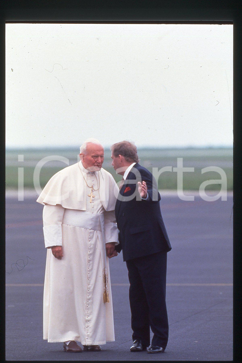 35mm vintage slide* 1995, Prague, Giovanni Paolo II, Vaclav Havel 4  Diapositiva d'epoca, in formato 35 mm.CONDIZIONI: GOODE' severamente vietata la riproduzione. Tutti i diritti sono riservati.Nella diapositiva ICharta mette in vendita, sul negozio eBay e in esclusiva sul sito "icharta" il proprio archivio composto da numerose diapositive e negativi fotografici d'epoca, tutti originali e autentici, che attraversano la storia del costume italiano tra gli la fine degli anni Sessanta e Novanta.Si tratta di uno sguardo inedito sull'attualit&agrave;, la politica, la vita quotidiana, il gossip e la cultura, che fotografa il cambiamento della nazione in quest'ultimo scorcio del XX secolo. Un'occasione unica per il mercato del collezionismo, che vede finalmente disponibile un archivio eccezionale per vastit&agrave;, tematiche e condizioni, in un settore (il negativo fotografico e la diapositiva) di assoluta novit&agrave; e dalle interessanti prospettive di investimento.  FAIR/discreto   originale e autentica 1