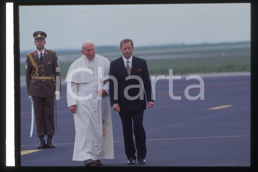 35mm vintage slide* 1995, Prague, airport, Giovanni Paolo II, Vaclav Havel (3)  Diapositiva d'epoca, in formato 35 mm.CONDIZIONI: GOODE' severamente vietata la riproduzione. Tutti i diritti sono riservati.Nella diapositiva ICharta mette in vendita, sul negozio eBay e in esclusiva sul sito "icharta" il proprio archivio composto da numerose diapositive e negativi fotografici d'epoca, tutti originali e autentici, che attraversano la storia del costume italiano tra gli la fine degli anni Sessanta e Novanta.Si tratta di uno sguardo inedito sull'attualit&agrave;, la politica, la vita quotidiana, il gossip e la cultura, che fotografa il cambiamento della nazione in quest'ultimo scorcio del XX secolo. Un'occasione unica per il mercato del collezionismo, che vede finalmente disponibile un archivio eccezionale per vastit&agrave;, tematiche e condizioni, in un settore (il negativo fotografico e la diapositiva) di assoluta novit&agrave; e dalle interessanti prospettive di investimento.  FAIR/discreto   originale e autentica 1