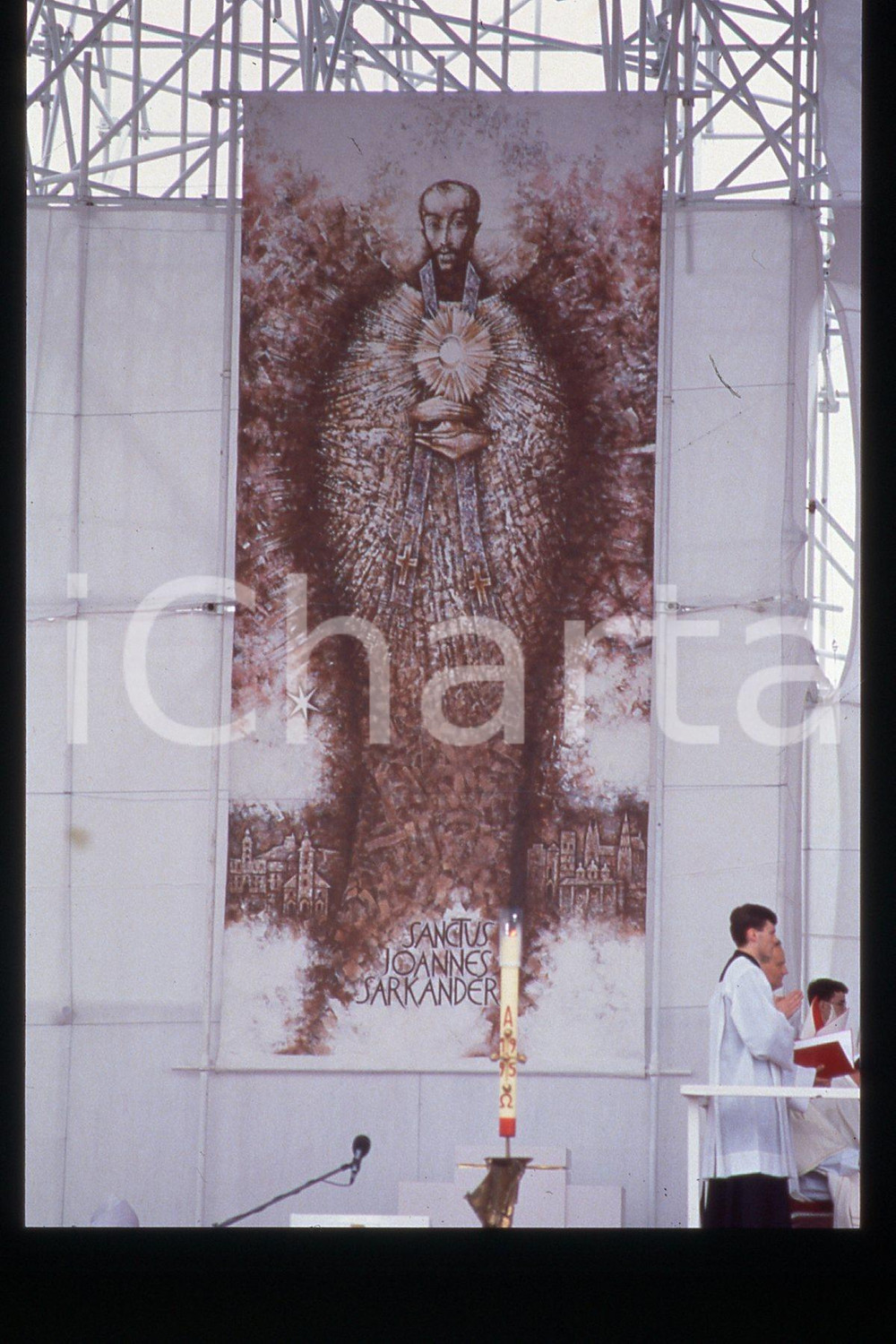35mm vintage slide* 1995, Prague, Olomouc, Giovanni Paolo II  Diapositiva d'epoca, in formato 35 mm.CONDIZIONI: GOODE' severamente vietata la riproduzione. Tutti i diritti sono riservati.Nella diapositiva ICharta mette in vendita, sul negozio eBay e in esclusiva sul sito "icharta" il proprio archivio composto da numerose diapositive e negativi fotografici d'epoca, tutti originali e autentici, che attraversano la storia del costume italiano tra gli la fine degli anni Sessanta e Novanta.Si tratta di uno sguardo inedito sull'attualit&agrave;, la politica, la vita quotidiana, il gossip e la cultura, che fotografa il cambiamento della nazione in quest'ultimo scorcio del XX secolo. Un'occasione unica per il mercato del collezionismo, che vede finalmente disponibile un archivio eccezionale per vastit&agrave;, tematiche e condizioni, in un settore (il negativo fotografico e la diapositiva) di assoluta novit&agrave; e dalle interessanti prospettive di investimento.  FAIR/discreto   originale e autentica 1
