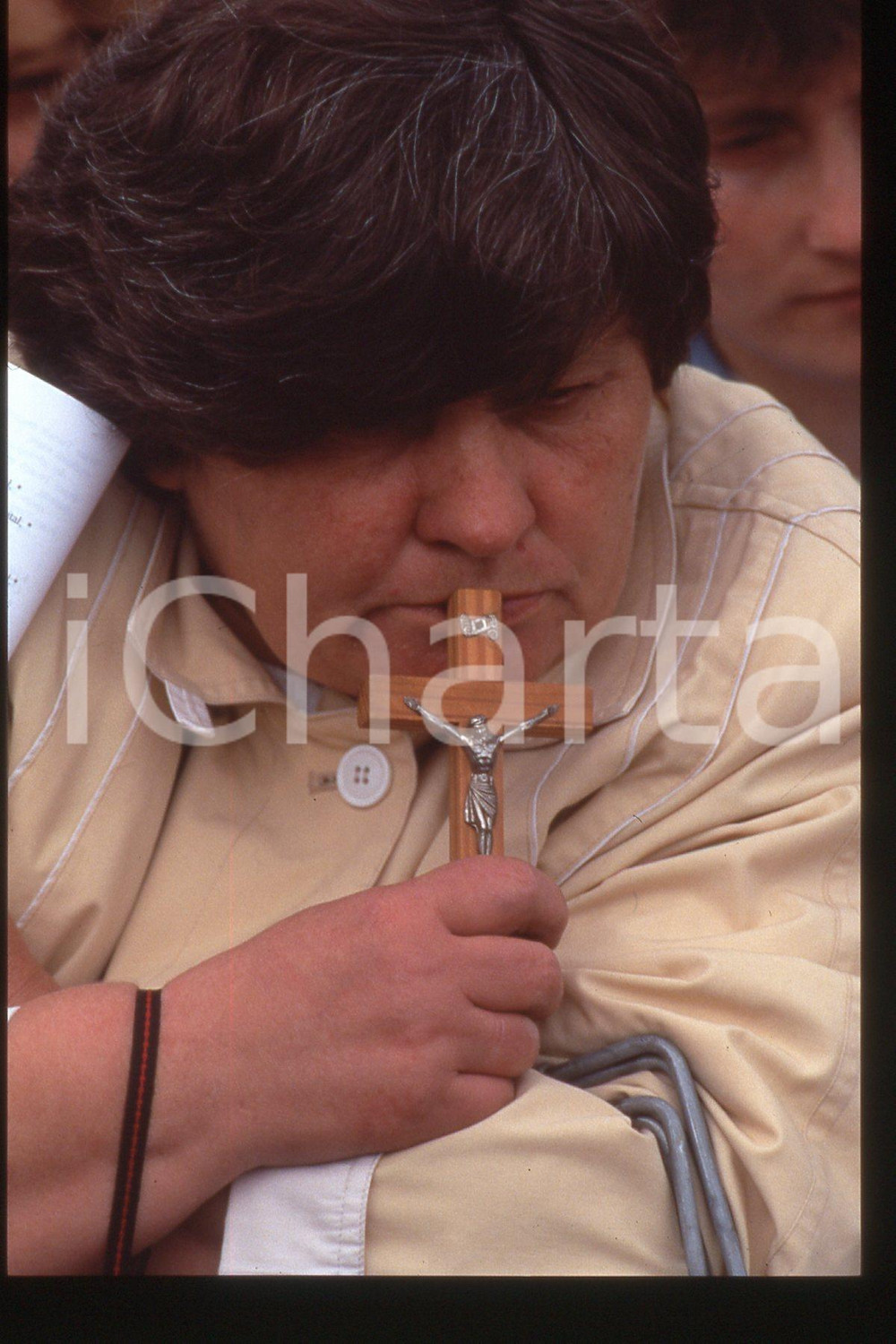 35mm vintage slide* 1995 Poland Skoczow Giovanni Paolo II people  Diapositiva d'epoca, in formato 35 mm.CONDIZIONI: GOODE' severamente vietata la riproduzione. Tutti i diritti sono riservati.Nella diapositiva ICharta mette in vendita, sul negozio eBay e in esclusiva sul sito "icharta" il proprio archivio composto da numerose diapositive e negativi fotografici d'epoca, tutti originali e autentici, che attraversano la storia del costume italiano tra gli la fine degli anni Sessanta e Novanta.Si tratta di uno sguardo inedito sull'attualit&agrave;, la politica, la vita quotidiana, il gossip e la cultura, che fotografa il cambiamento della nazione in quest'ultimo scorcio del XX secolo. Un'occasione unica per il mercato del collezionismo, che vede finalmente disponibile un archivio eccezionale per vastit&agrave;, tematiche e condizioni, in un settore (il negativo fotografico e la diapositiva) di assoluta novit&agrave; e dalle interessanti prospettive di investimento.  FAIR/discreto   originale e autentica 1