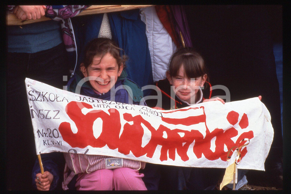 35mm vintage slide* 1995 Poland Skoczow Giovanni Paolo II people (2)  Diapositiva d'epoca, in formato 35 mm.CONDIZIONI: GOODE' severamente vietata la riproduzione. Tutti i diritti sono riservati.Nella diapositiva ICharta mette in vendita, sul negozio eBay e in esclusiva sul sito "icharta" il proprio archivio composto da numerose diapositive e negativi fotografici d'epoca, tutti originali e autentici, che attraversano la storia del costume italiano tra gli la fine degli anni Sessanta e Novanta.Si tratta di uno sguardo inedito sull'attualit&agrave;, la politica, la vita quotidiana, il gossip e la cultura, che fotografa il cambiamento della nazione in quest'ultimo scorcio del XX secolo. Un'occasione unica per il mercato del collezionismo, che vede finalmente disponibile un archivio eccezionale per vastit&agrave;, tematiche e condizioni, in un settore (il negativo fotografico e la diapositiva) di assoluta novit&agrave; e dalle interessanti prospettive di investimento.  FAIR/discreto   originale e autentica 1