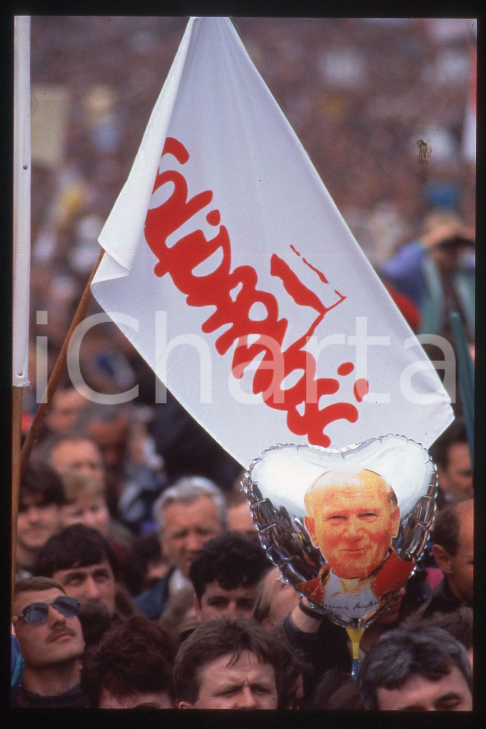 35mm vintage slide* 1995 Poland Skoczow Giovanni Paolo II people (3)  Diapositiva d'epoca, in formato 35 mm.CONDIZIONI: GOODE' severamente vietata la riproduzione. Tutti i diritti sono riservati.Nella diapositiva ICharta mette in vendita, sul negozio eBay e in esclusiva sul sito "icharta" il proprio archivio composto da numerose diapositive e negativi fotografici d'epoca, tutti originali e autentici, che attraversano la storia del costume italiano tra gli la fine degli anni Sessanta e Novanta.Si tratta di uno sguardo inedito sull'attualit&agrave;, la politica, la vita quotidiana, il gossip e la cultura, che fotografa il cambiamento della nazione in quest'ultimo scorcio del XX secolo. Un'occasione unica per il mercato del collezionismo, che vede finalmente disponibile un archivio eccezionale per vastit&agrave;, tematiche e condizioni, in un settore (il negativo fotografico e la diapositiva) di assoluta novit&agrave; e dalle interessanti prospettive di investimento.  FAIR/discreto   originale e autentica 1