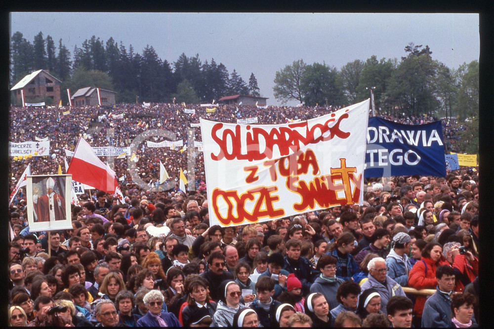 35mm vintage slide* 1995 Poland, Skoczow, Giovanni Paolo II, people (5)  Diapositiva d'epoca, in formato 35 mm.CONDIZIONI: GOODE' severamente vietata la riproduzione. Tutti i diritti sono riservati.Nella diapositiva ICharta mette in vendita, sul negozio eBay e in esclusiva sul sito "icharta" il proprio archivio composto da numerose diapositive e negativi fotografici d'epoca, tutti originali e autentici, che attraversano la storia del costume italiano tra gli la fine degli anni Sessanta e Novanta.Si tratta di uno sguardo inedito sull'attualit&agrave;, la politica, la vita quotidiana, il gossip e la cultura, che fotografa il cambiamento della nazione in quest'ultimo scorcio del XX secolo. Un'occasione unica per il mercato del collezionismo, che vede finalmente disponibile un archivio eccezionale per vastit&agrave;, tematiche e condizioni, in un settore (il negativo fotografico e la diapositiva) di assoluta novit&agrave; e dalle interessanti prospettive di investimento.  FAIR/discreto   originale e autentica 1
