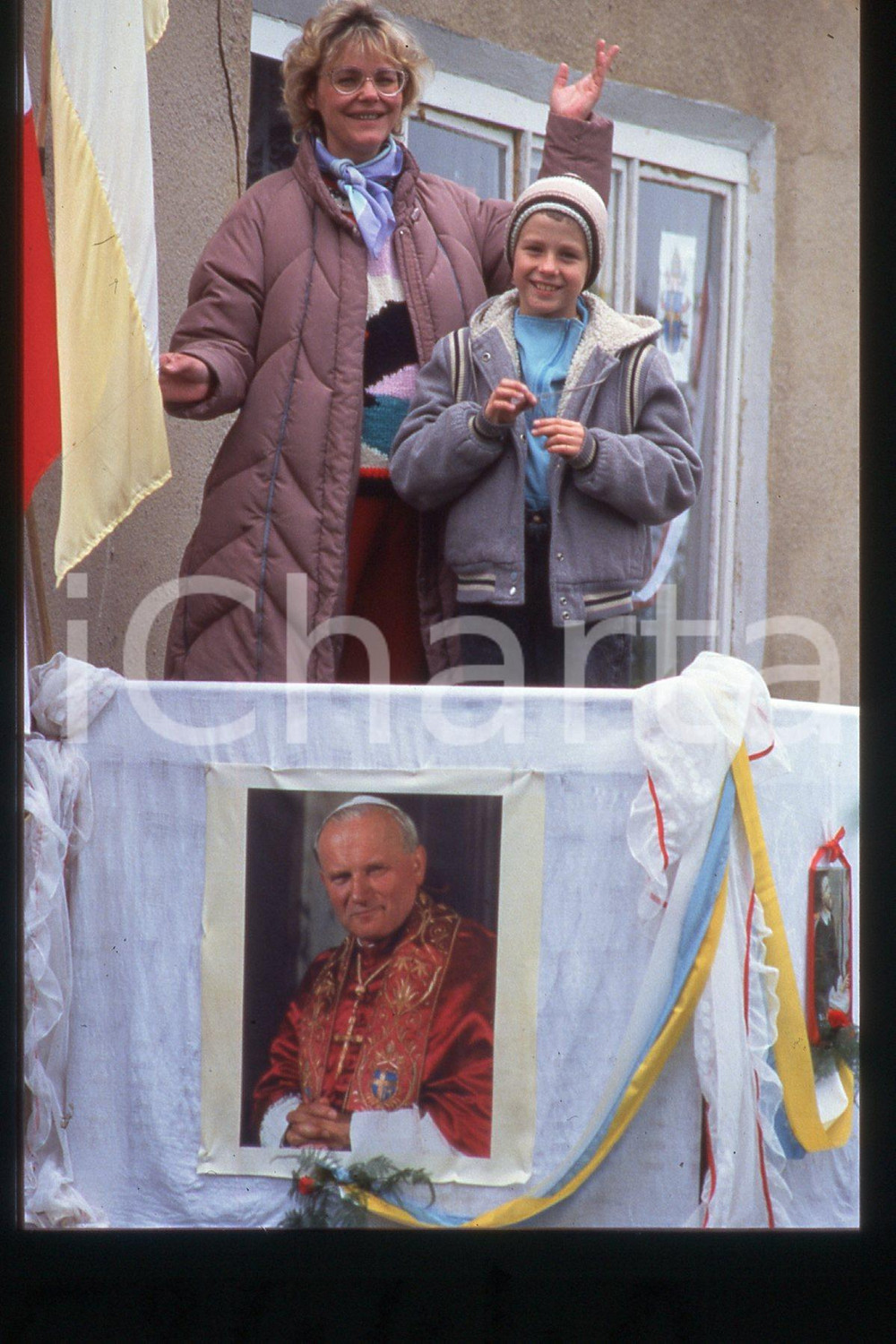 35mm vintage slide* 1995 Poland, Skoczow, Giovanni Paolo II, people (6)  Diapositiva d'epoca, in formato 35 mm.CONDIZIONI: GOODE' severamente vietata la riproduzione. Tutti i diritti sono riservati.Nella diapositiva ICharta mette in vendita, sul negozio eBay e in esclusiva sul sito "icharta" il proprio archivio composto da numerose diapositive e negativi fotografici d'epoca, tutti originali e autentici, che attraversano la storia del costume italiano tra gli la fine degli anni Sessanta e Novanta.Si tratta di uno sguardo inedito sull'attualit&agrave;, la politica, la vita quotidiana, il gossip e la cultura, che fotografa il cambiamento della nazione in quest'ultimo scorcio del XX secolo. Un'occasione unica per il mercato del collezionismo, che vede finalmente disponibile un archivio eccezionale per vastit&agrave;, tematiche e condizioni, in un settore (il negativo fotografico e la diapositiva) di assoluta novit&agrave; e dalle interessanti prospettive di investimento.  FAIR/discreto   originale e autentica 1