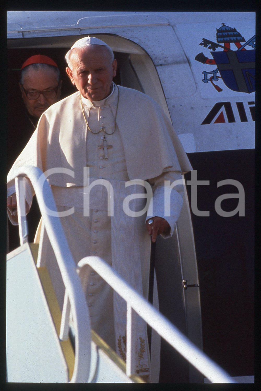 35mm vintage slide* 1994 Zagreb airport, Giovanni Paolo II  Diapositiva d'epoca, in formato 35 mm.CONDIZIONI: GOODE' severamente vietata la riproduzione. Tutti i diritti sono riservati.Nella diapositiva ICharta mette in vendita, sul negozio eBay e in esclusiva sul sito "icharta" il proprio archivio composto da numerose diapositive e negativi fotografici d'epoca, tutti originali e autentici, che attraversano la storia del costume italiano tra gli la fine degli anni Sessanta e Novanta.Si tratta di uno sguardo inedito sull'attualit&agrave;, la politica, la vita quotidiana, il gossip e la cultura, che fotografa il cambiamento della nazione in quest'ultimo scorcio del XX secolo. Un'occasione unica per il mercato del collezionismo, che vede finalmente disponibile un archivio eccezionale per vastit&agrave;, tematiche e condizioni, in un settore (il negativo fotografico e la diapositiva) di assoluta novit&agrave; e dalle interessanti prospettive di investimento.  FAIR/discreto   originale e autentica 1