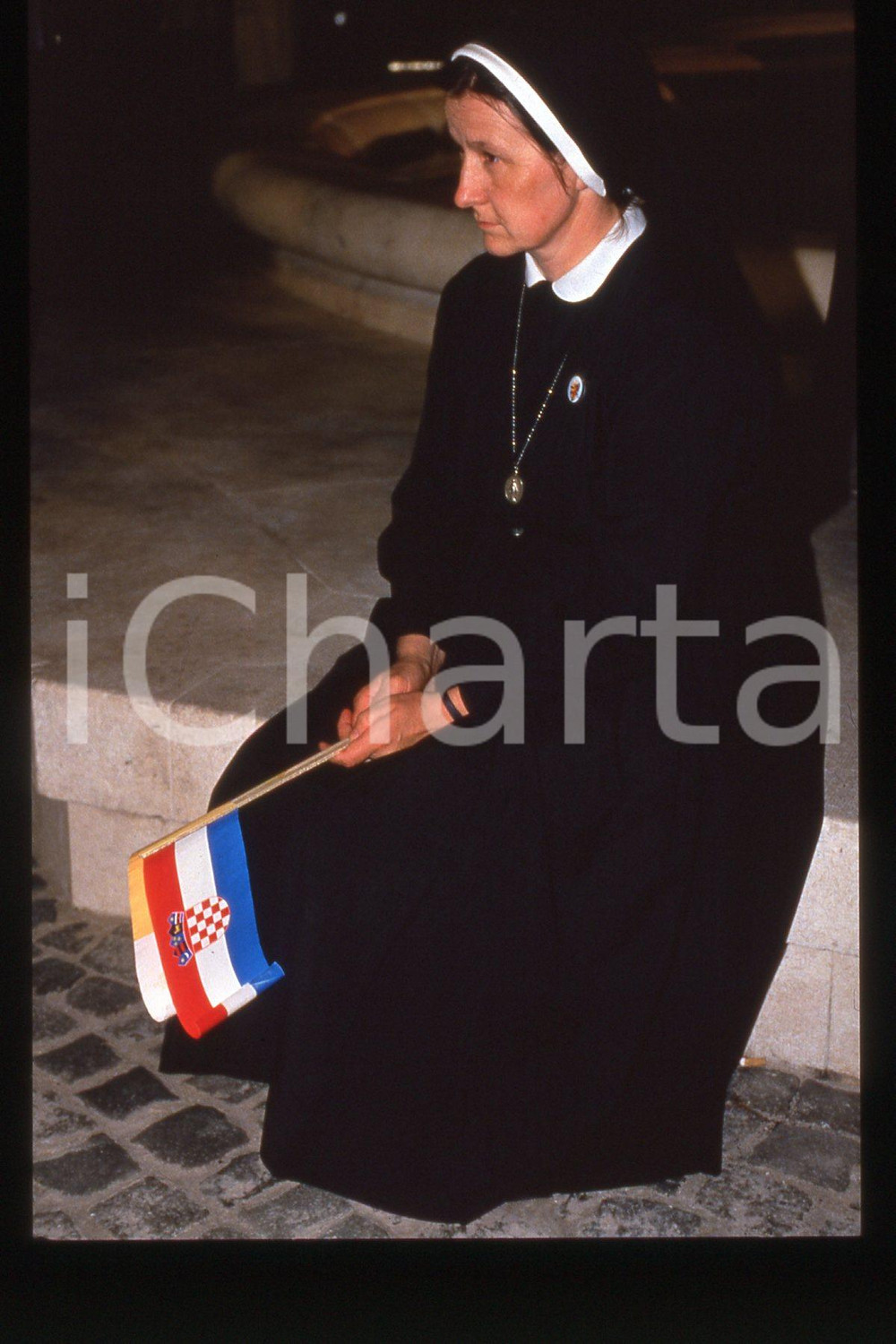 35mm vintage slide* 1994 Zagreb, Giovanni Paolo II, celebration of vespers  Diapositiva d'epoca, in formato 35 mm.CONDIZIONI: GOODE' severamente vietata la riproduzione. Tutti i diritti sono riservati.Nella diapositiva ICharta mette in vendita, sul negozio eBay e in esclusiva sul sito "icharta" il proprio archivio composto da numerose diapositive e negativi fotografici d'epoca, tutti originali e autentici, che attraversano la storia del costume italiano tra gli la fine degli anni Sessanta e Novanta.Si tratta di uno sguardo inedito sull'attualit&agrave;, la politica, la vita quotidiana, il gossip e la cultura, che fotografa il cambiamento della nazione in quest'ultimo scorcio del XX secolo. Un'occasione unica per il mercato del collezionismo, che vede finalmente disponibile un archivio eccezionale per vastit&agrave;, tematiche e condizioni, in un settore (il negativo fotografico e la diapositiva) di assoluta novit&agrave; e dalle interessanti prospettive di investimento.  FAIR/discreto   originale e autentica 1